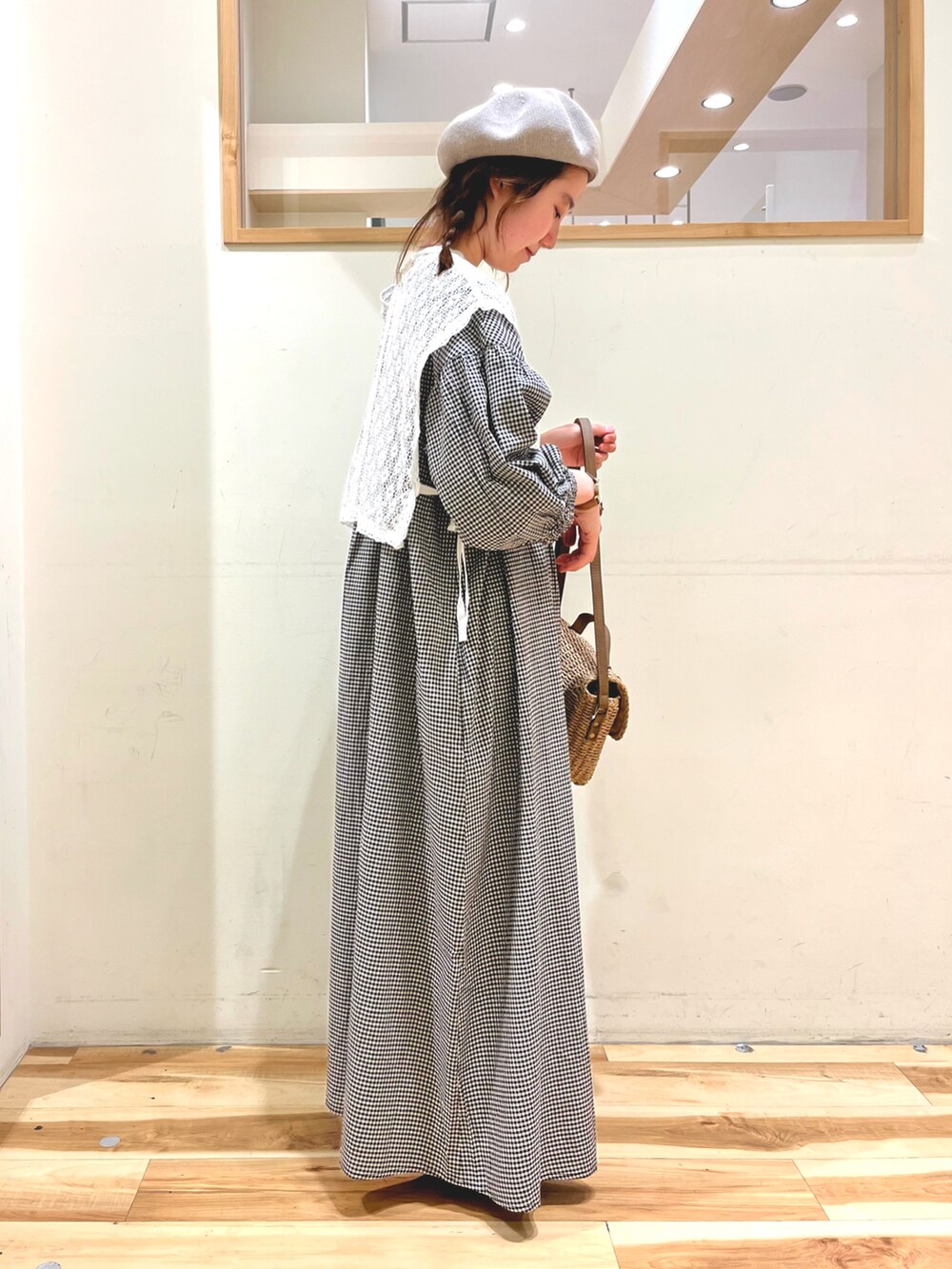 ベージュ系のワンピース、パープル系のワンピース、ベージュ系のハンドバッグを着用したレディースの春コーディネートの2枚目の写真