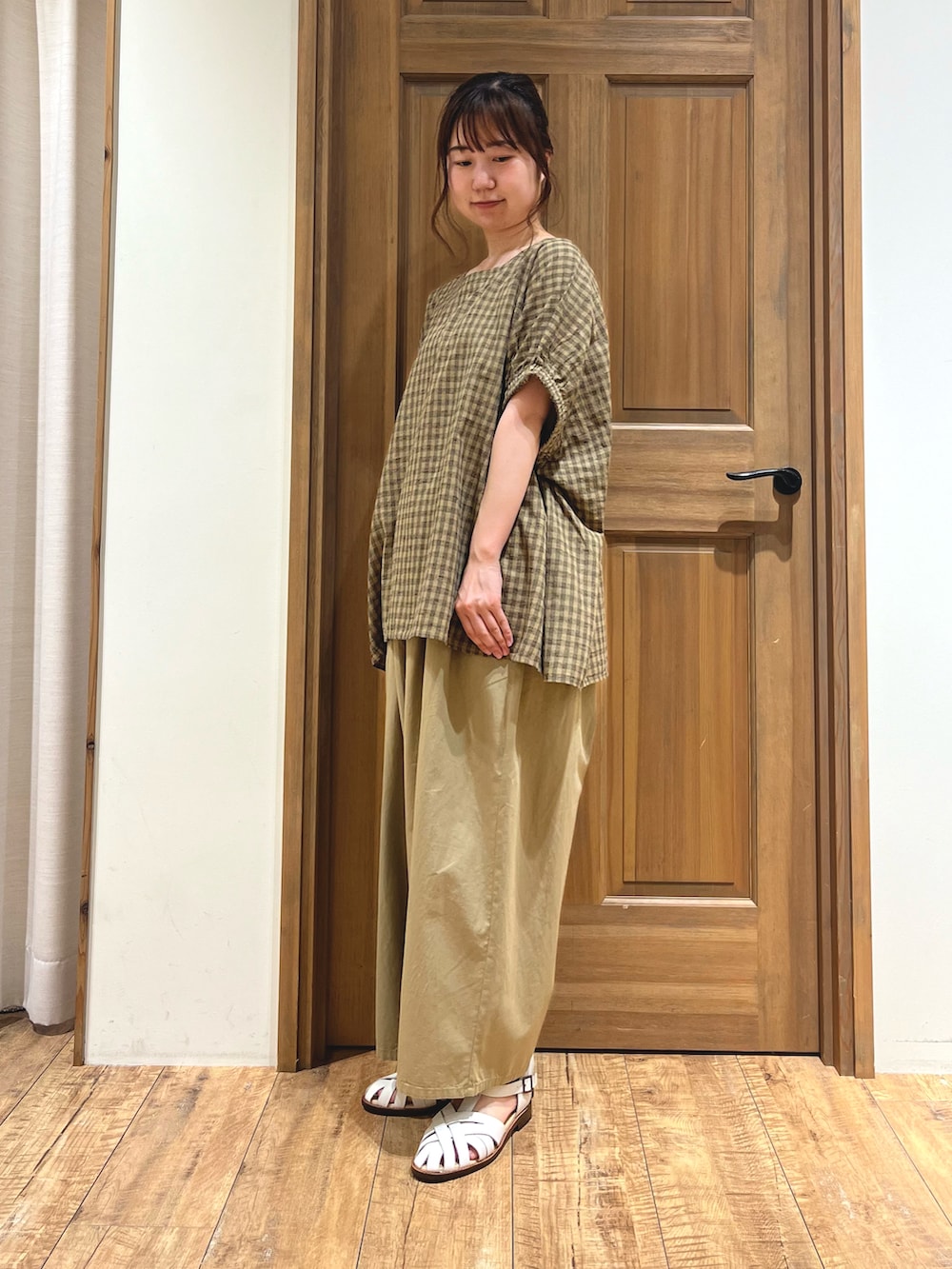 ホワイト系のサンダル、ベージュ系のその他パンツ、ブラウン系のシャツ/ブラウスを着用したレディースの夏コーディネートの2枚目の写真