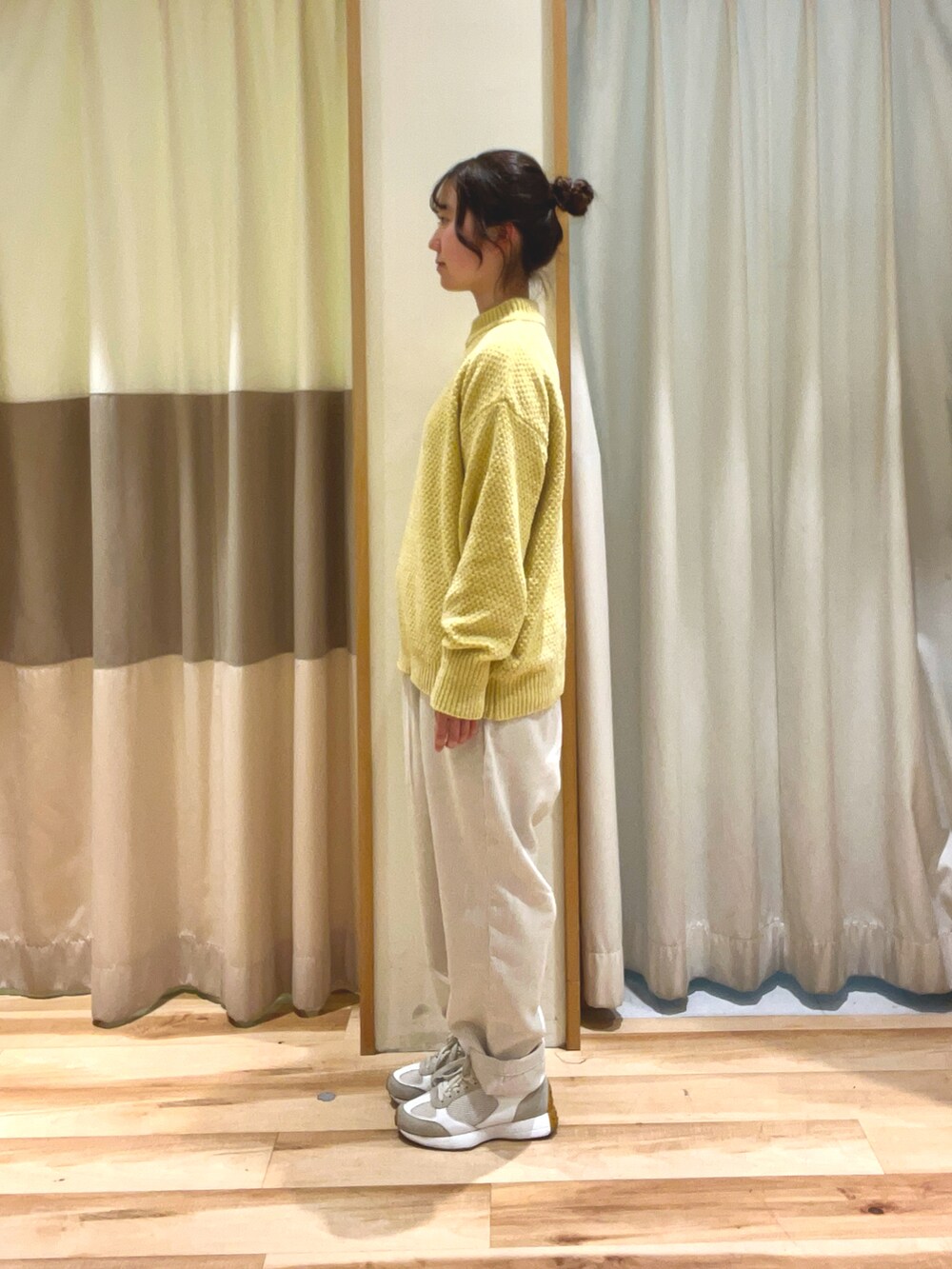 ホワイト系のその他パンツ、イエロー系のニット/セーターを着用したレディースの冬コーディネートの2枚目の写真
