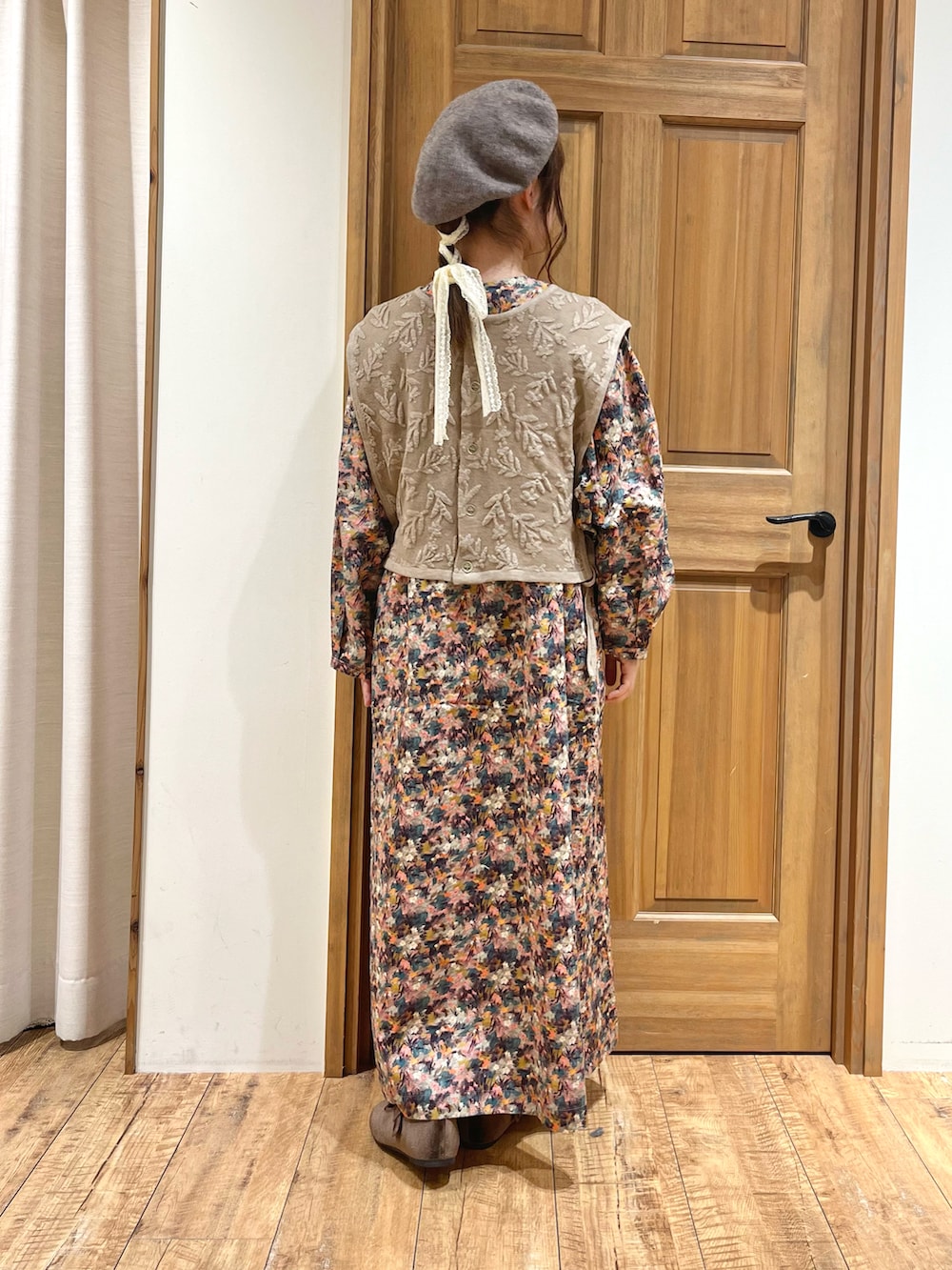 ブラウン系のドレスシューズ、ベージュ系のベスト、ピンク系のワンピースを着用したレディースの夏コーディネートの4枚目の写真