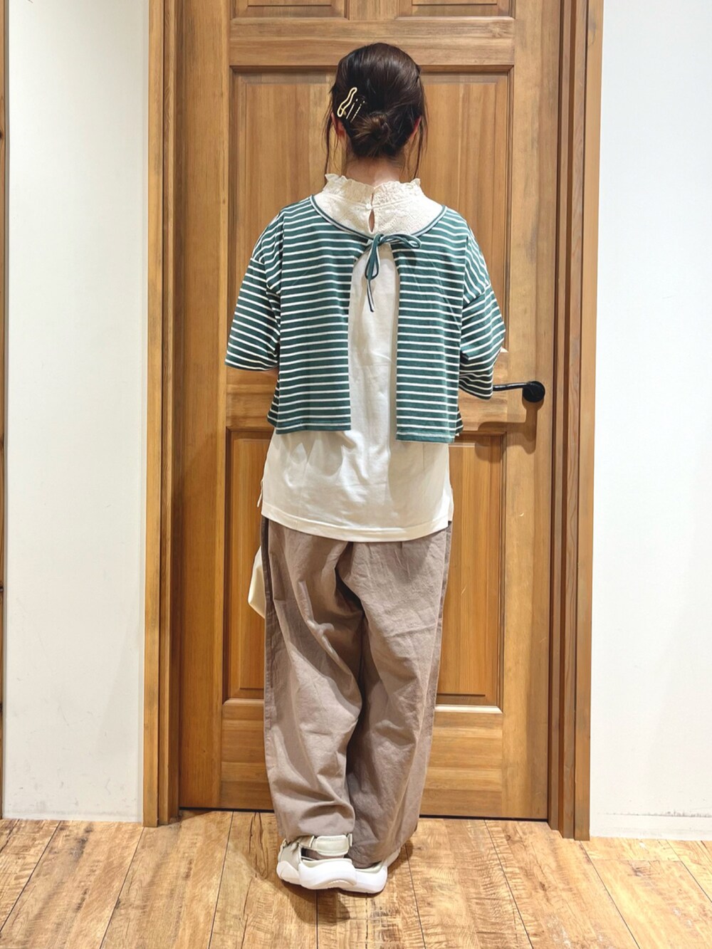 ベージュ系のサンダル、ホワイト系のハンドバッグ、ブラウン系のその他パンツを着用したレディースの夏コーディネートの5枚目の写真