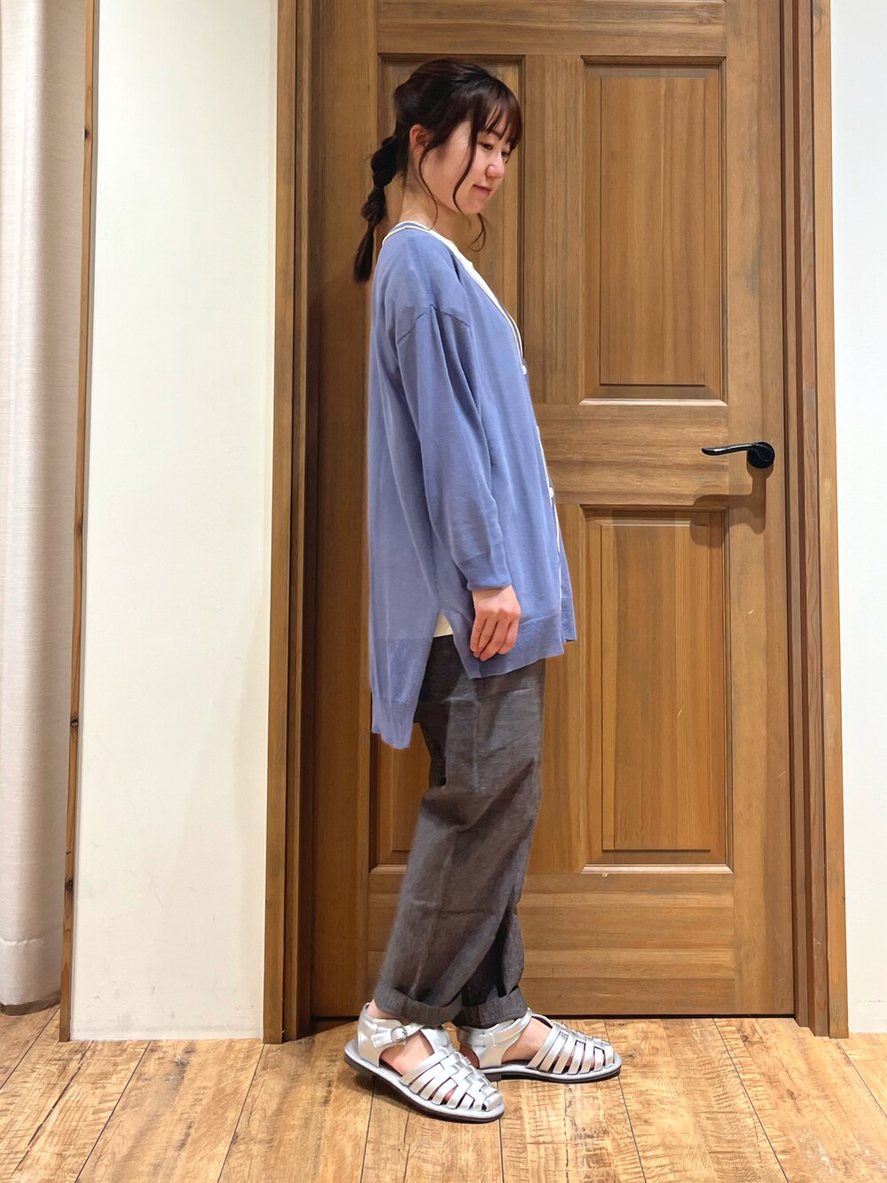 シルバー系のサンダル、ブラック系のその他パンツ、ブルー系のカーディガン/ボレロを着用したレディースの夏コーディネートの5枚目の写真