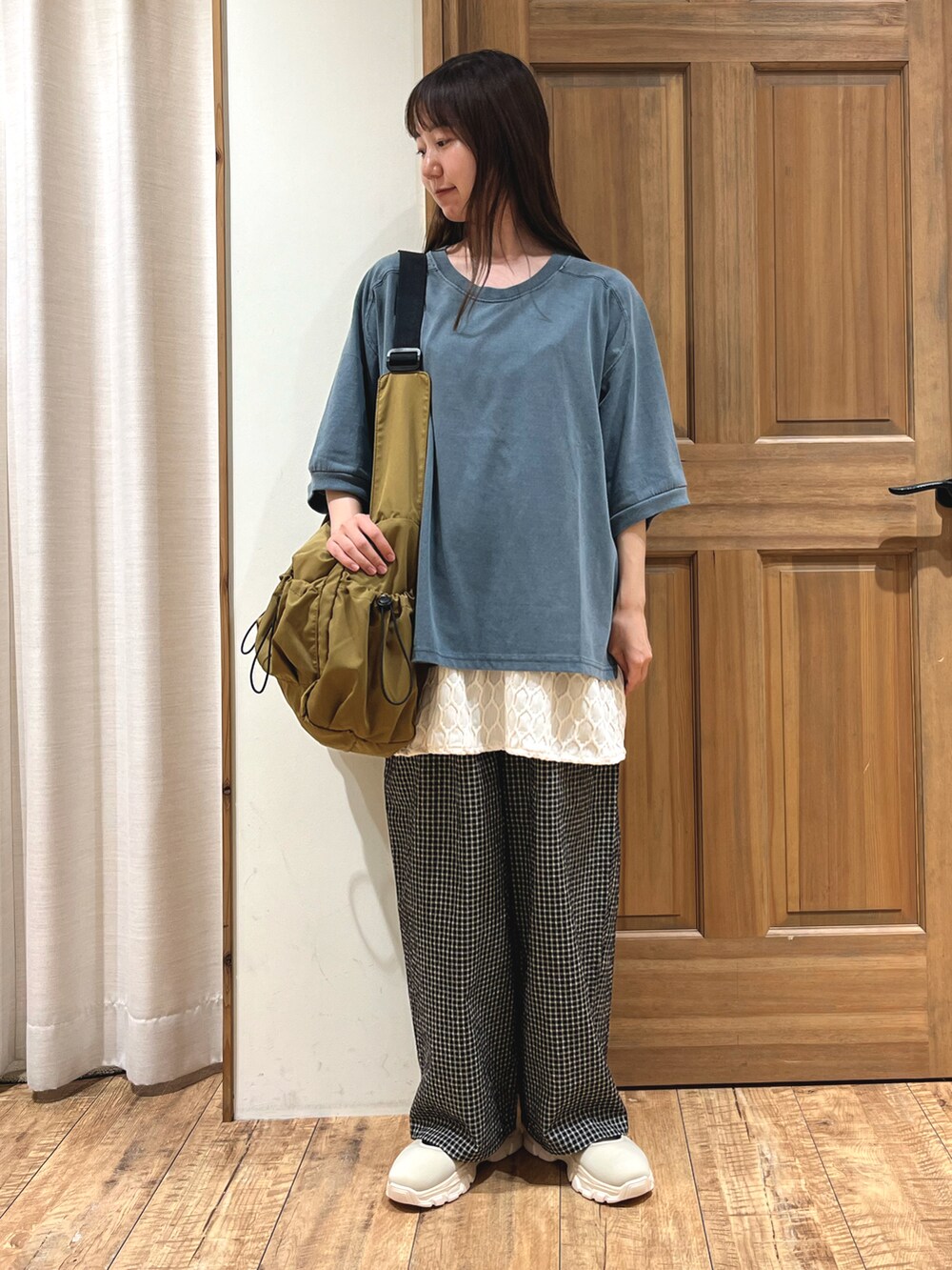 ベージュ系のドレスシューズ、ブラック系のその他パンツ、ベージュ系のハンドバッグを着用したレディースの秋コーディネートの2枚目の写真