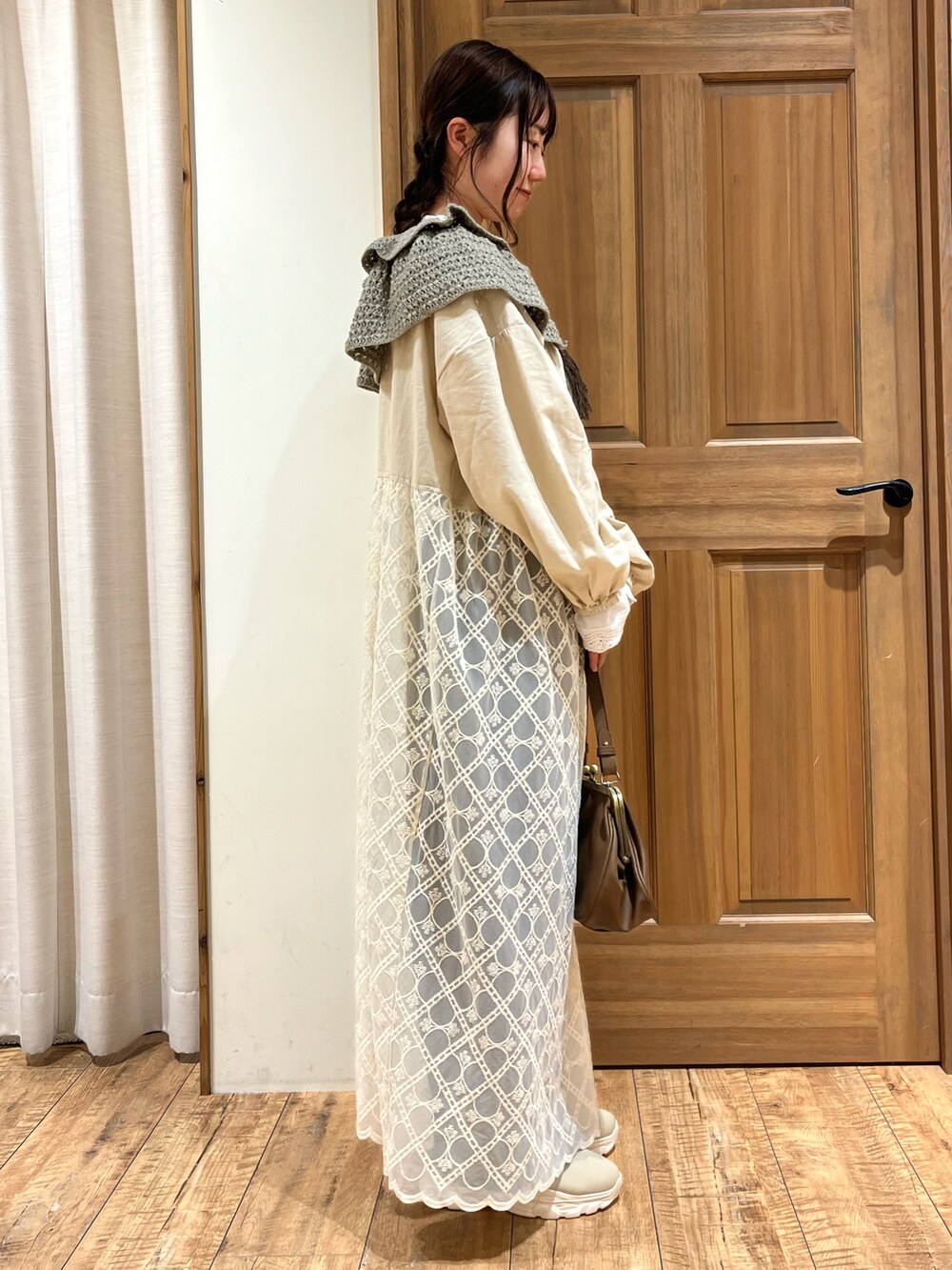 ベージュ系のドレスシューズ、ブラウン系のハンドバッグ、グリーン系のその他パンツを着用したレディースの秋コーディネートの2枚目の写真