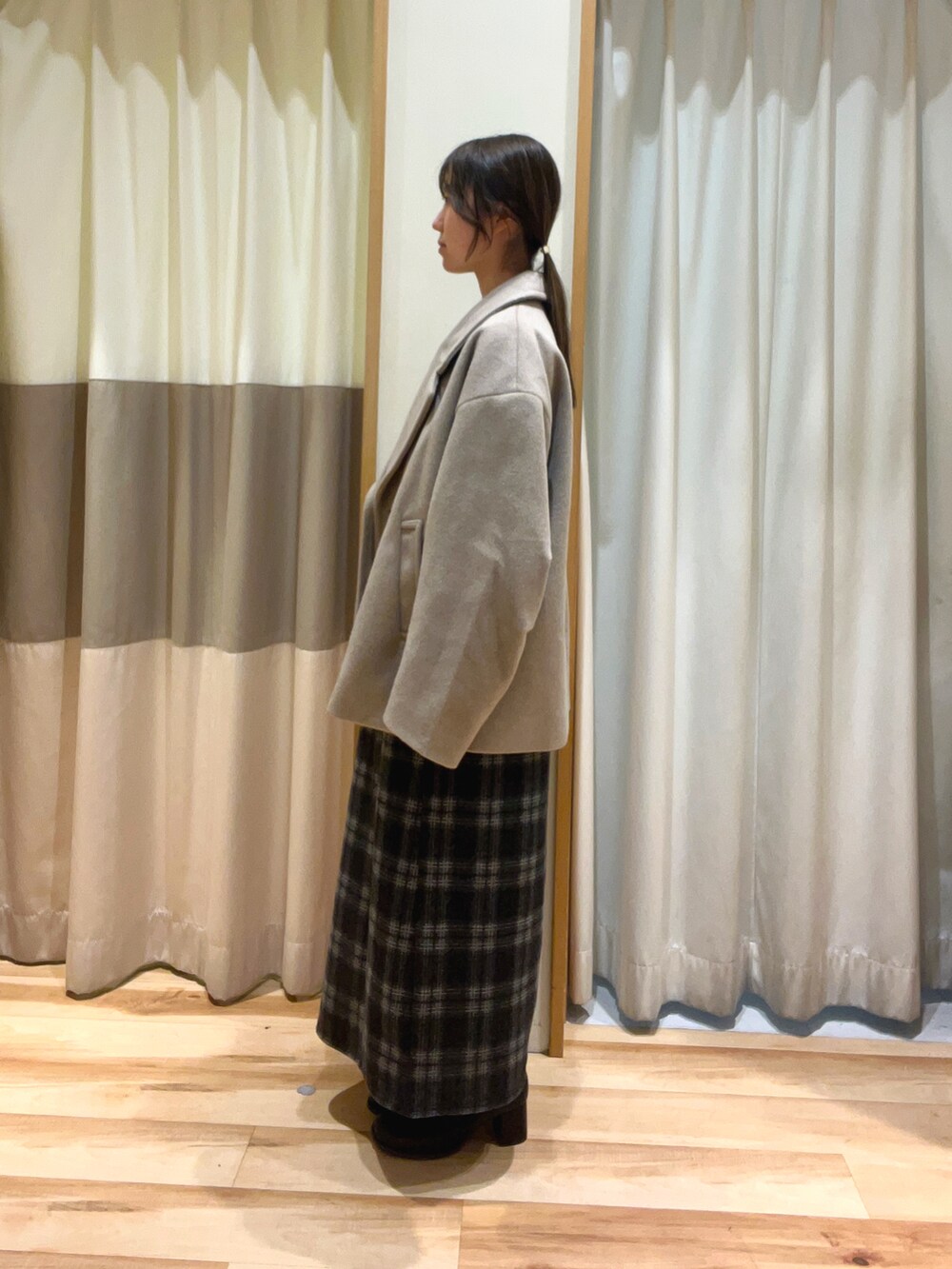 ベージュ系のその他アウター、ブルー系のスカート、ブラック系のドレスシューズを着用したレディースの秋コーディネートの3枚目の写真
