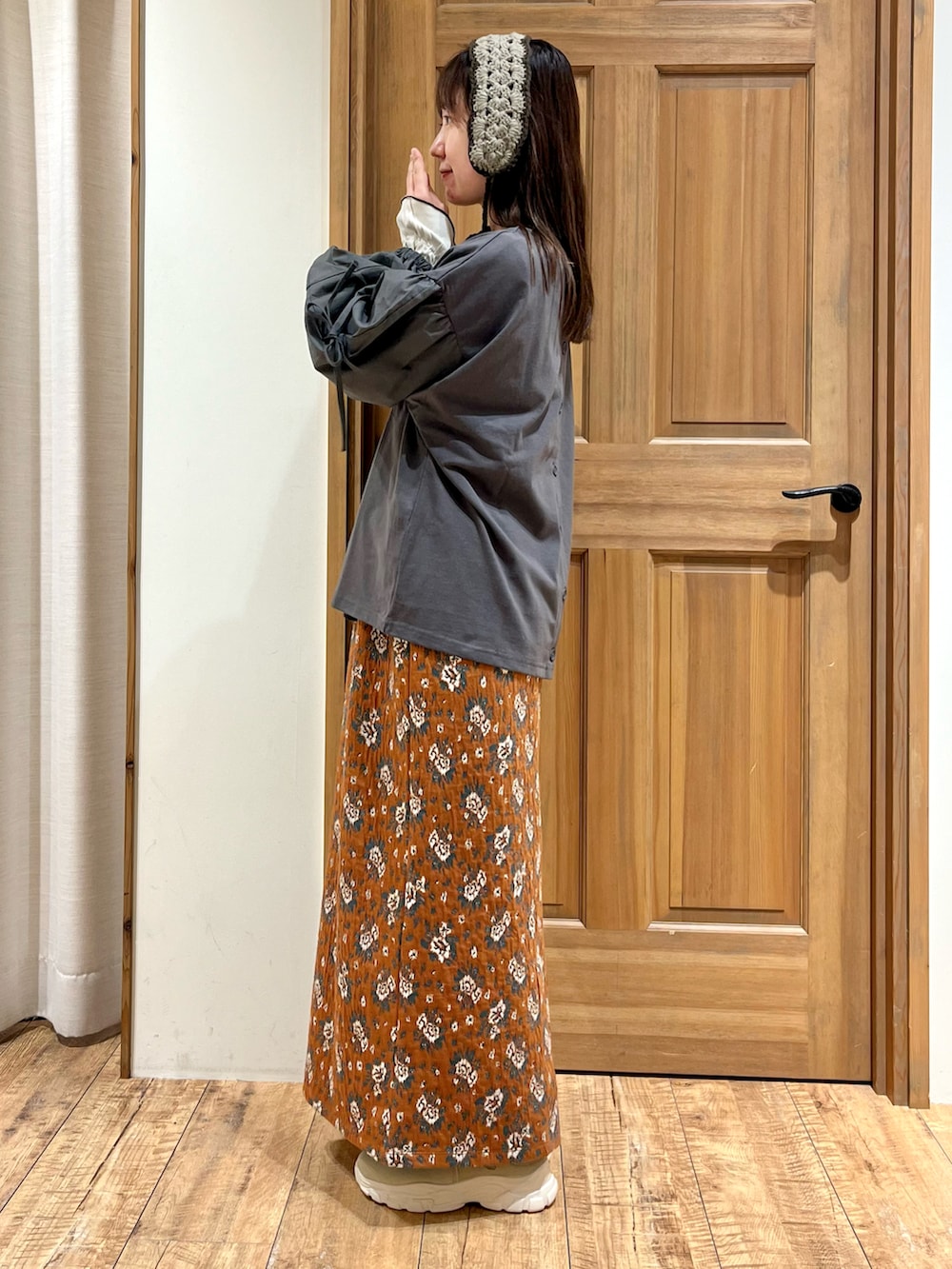 ベージュ系のドレスシューズ、ブラック系のTシャツ/カットソー、ホワイト系のTシャツ/カットソーを着用したレディースの秋コーディネートの2枚目の写真