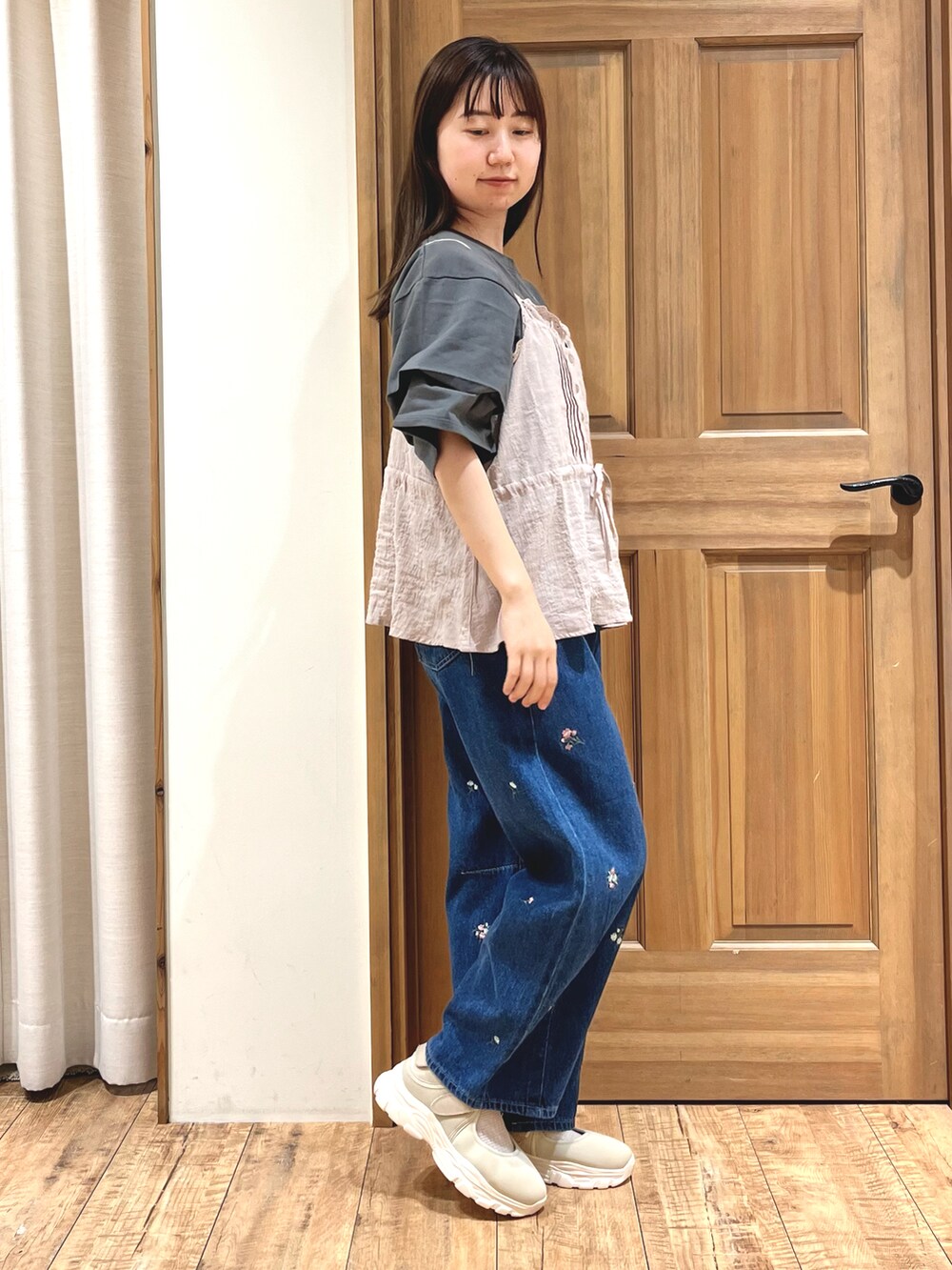 ベージュ系のドレスシューズ、ブルー系のその他パンツ、ベージュ系のシャツ/ブラウスを着用したレディースの秋コーディネートの5枚目の写真