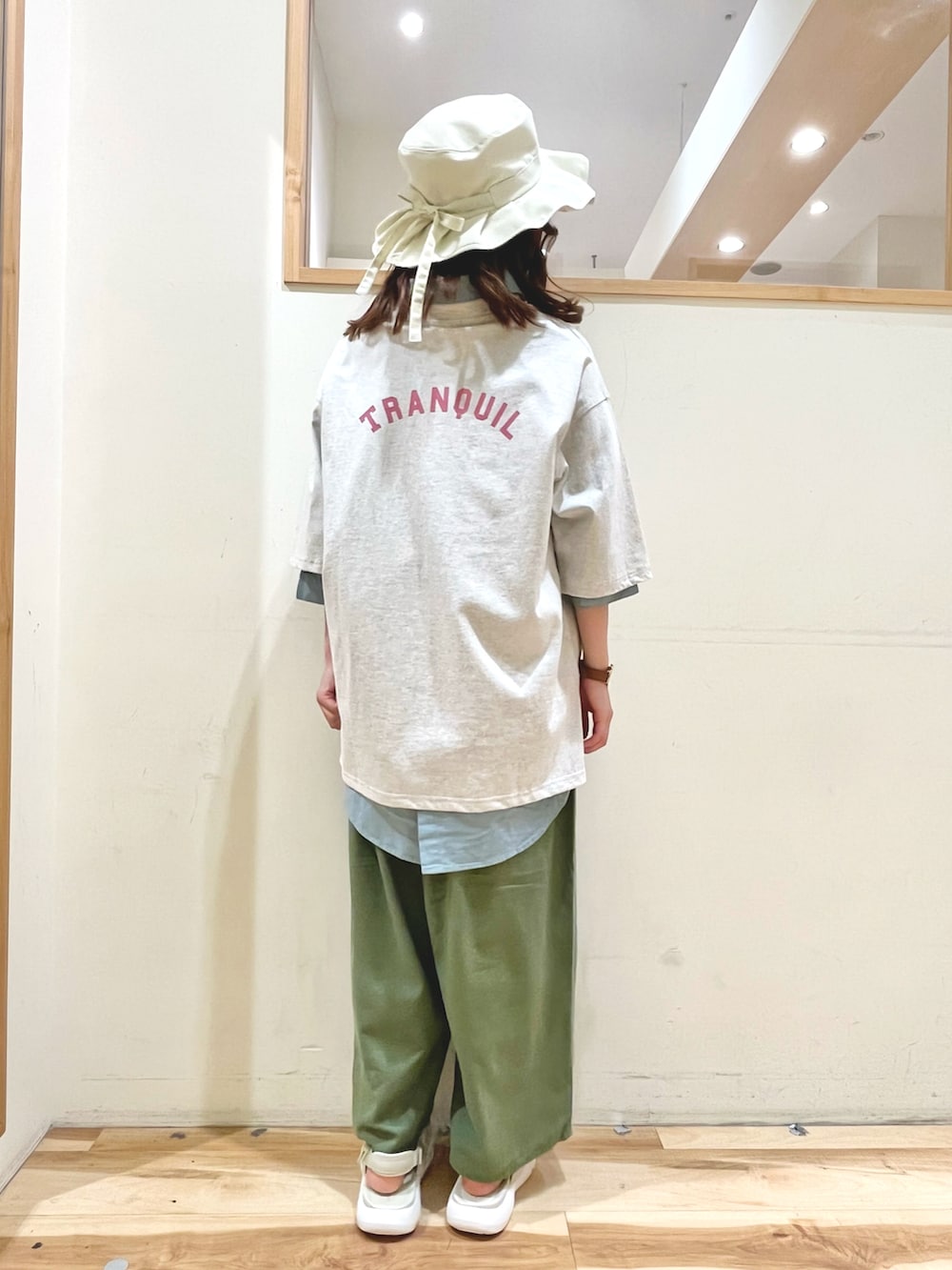 グリーン系のチュニック、グレー系のTシャツ/カットソー、グリーン系のその他パンツを着用したレディースの春コーディネートの2枚目の写真