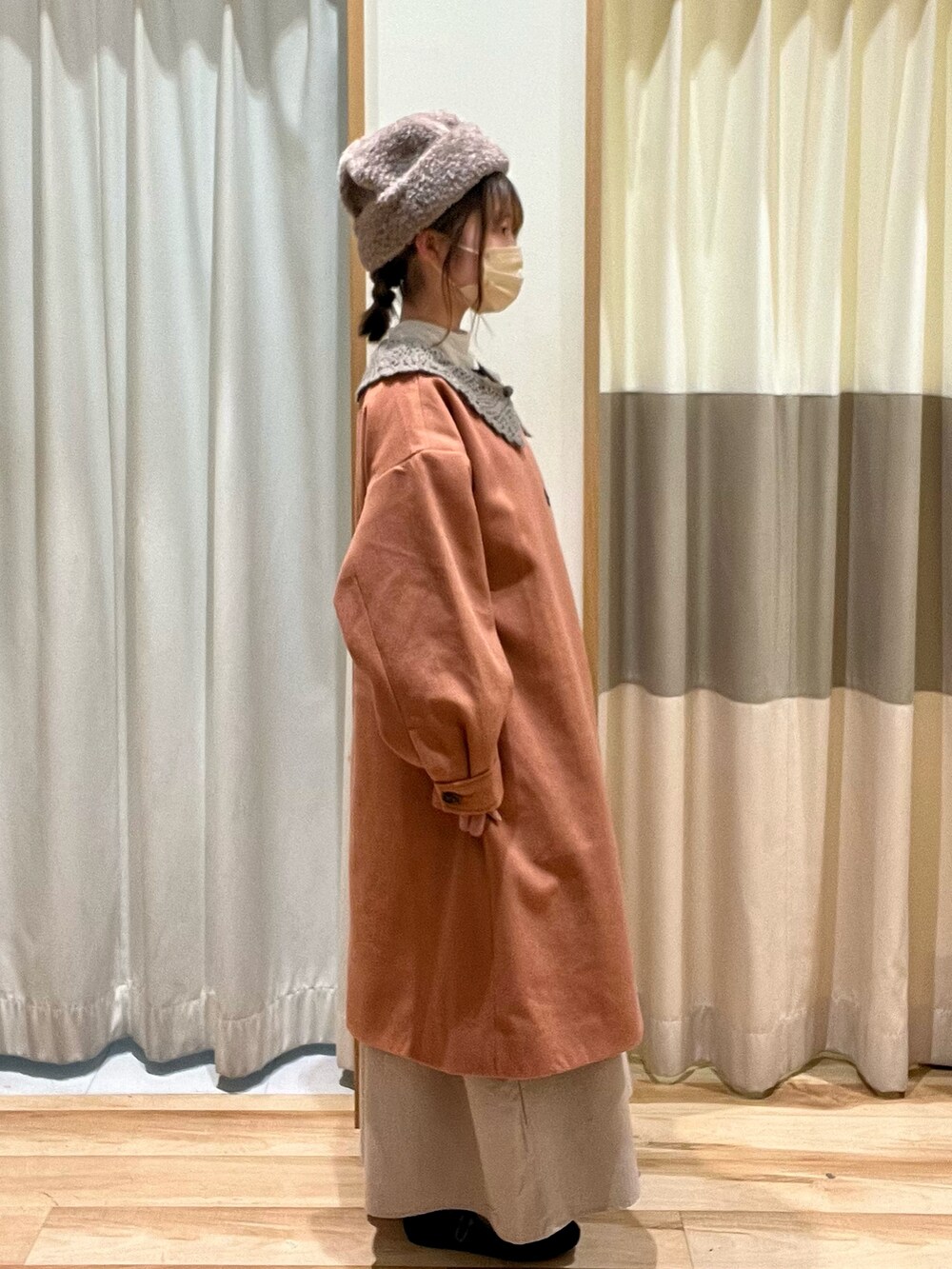 ホワイト系のシャツ/ブラウス、ベージュ系のワンピース、ブラック系のドレスシューズを着用したレディースの秋コーディネートの4枚目の写真