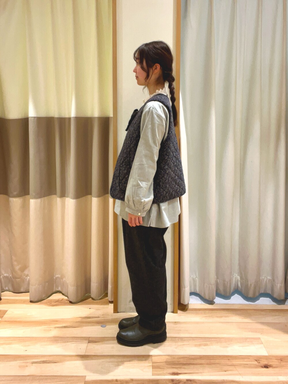 グレー系のシャツ/ブラウス、ブラック系のベスト、グレー系のその他パンツを着用したレディースの冬コーディネートの3枚目の写真