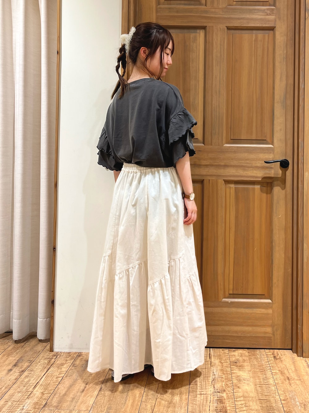シルバー系のサンダル、ホワイト系のスカート、グレー系のTシャツ/カットソーを着用したレディースの夏コーディネートの3枚目の写真
