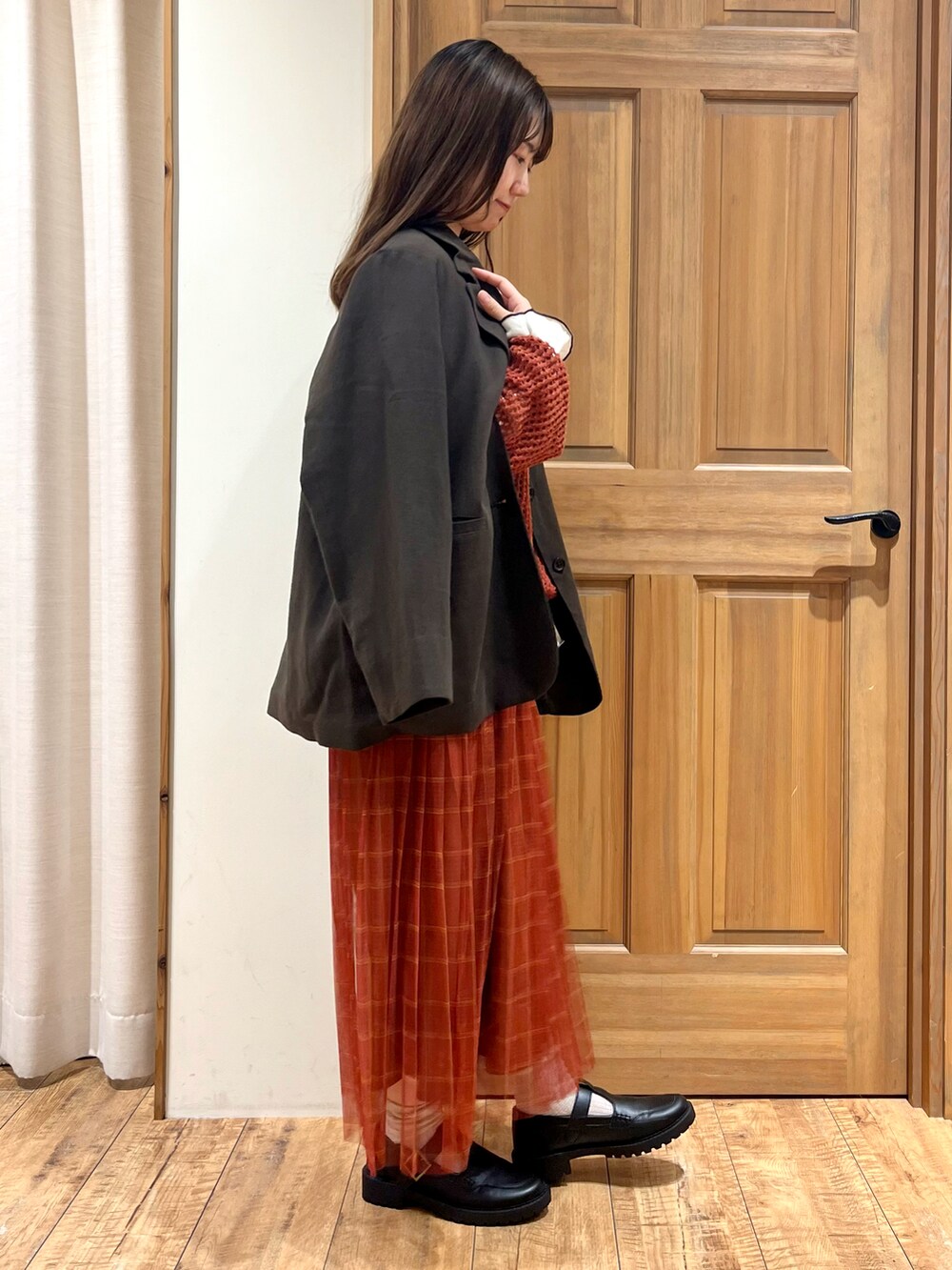 ブラック系のドレスシューズ、ホワイト系のTシャツ/カットソー、レッド系のニット/セーターを着用したレディースの秋コーディネートの5枚目の写真