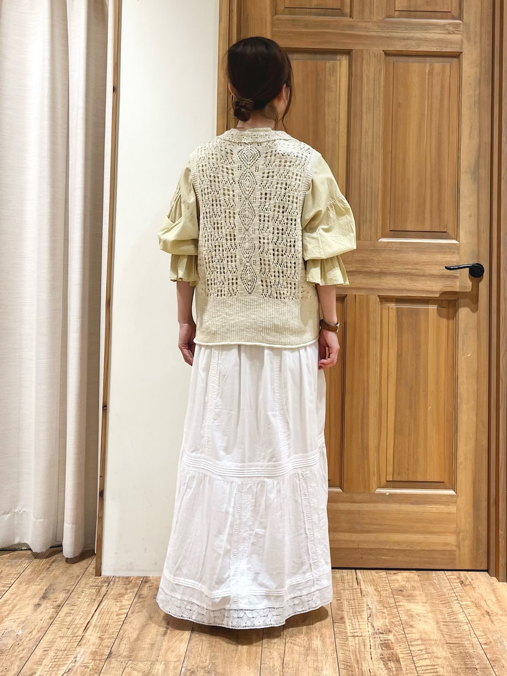 イエロー系のシャツ/ブラウス、ホワイト系のニット/セーター、ホワイト系のスカートを着用したレディースの夏コーディネートの5枚目の写真