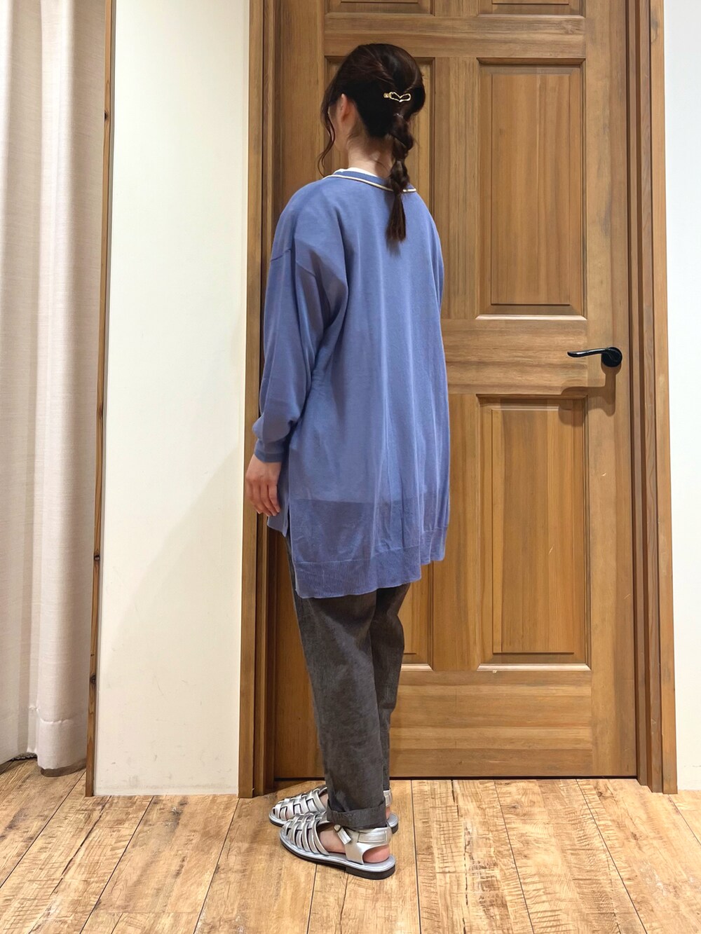 シルバー系のサンダル、ブラック系のその他パンツ、ブルー系のカーディガン/ボレロを着用したレディースの夏コーディネートの3枚目の写真