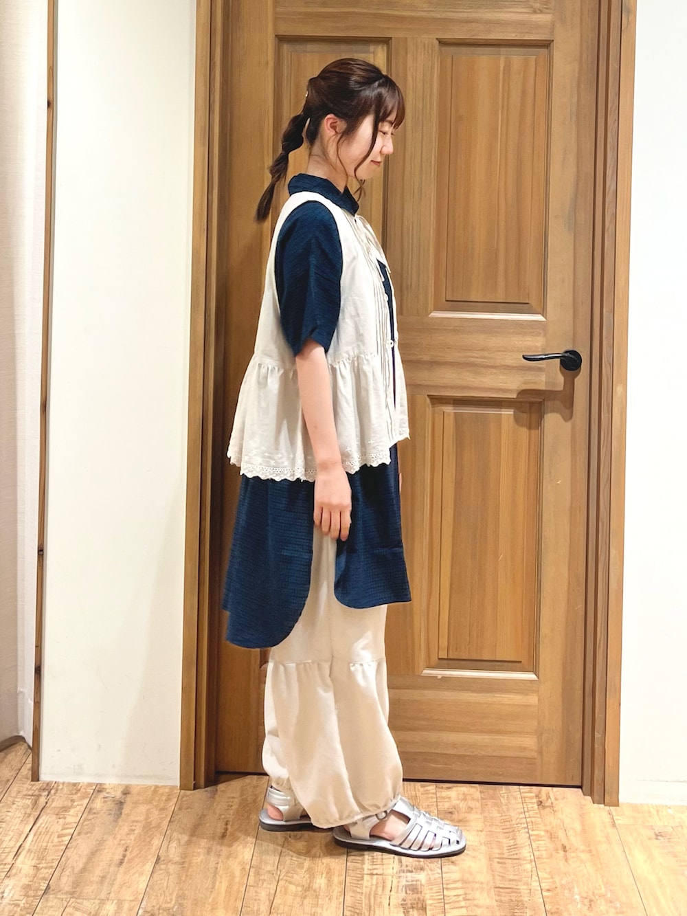 シルバー系のサンダル、ベージュ系のその他パンツ、グリーン系のシャツ/ブラウスを着用したレディースの夏コーディネートの2枚目の写真