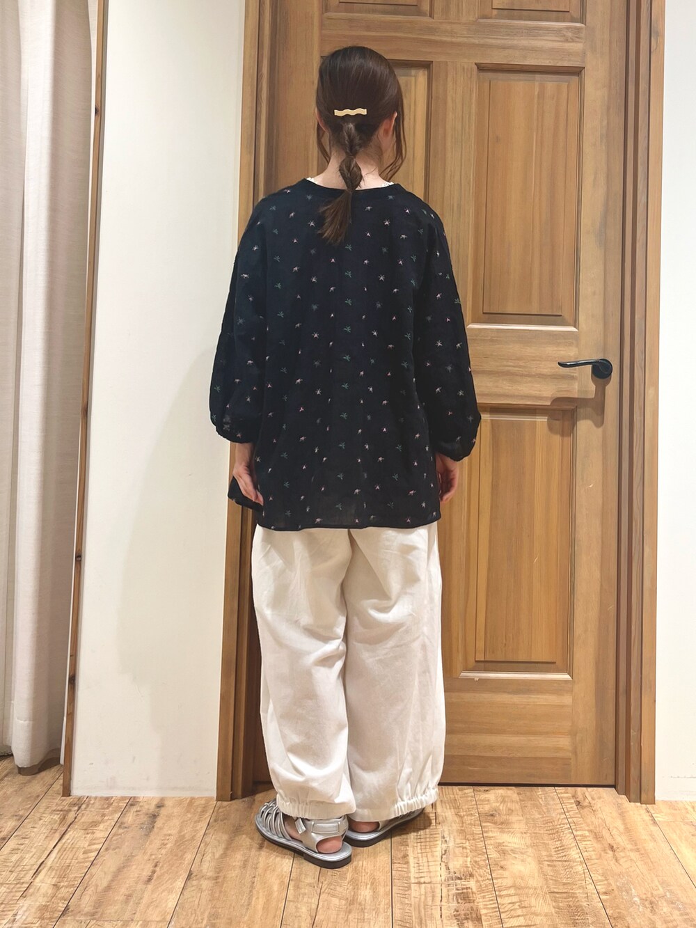 シルバー系のサンダル、ホワイト系のその他パンツ、ホワイト系のタンクトップを着用したレディースの夏コーディネートの3枚目の写真