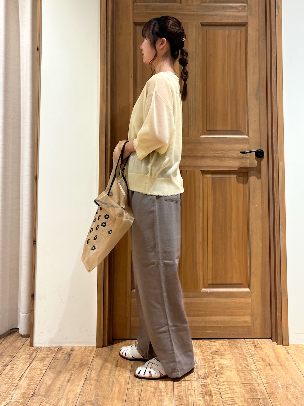 ベージュ系のハンドバッグ、ホワイト系のカーディガン/ボレロ、ホワイト系のタンクトップを着用したレディースの夏コーディネートの5枚目の写真