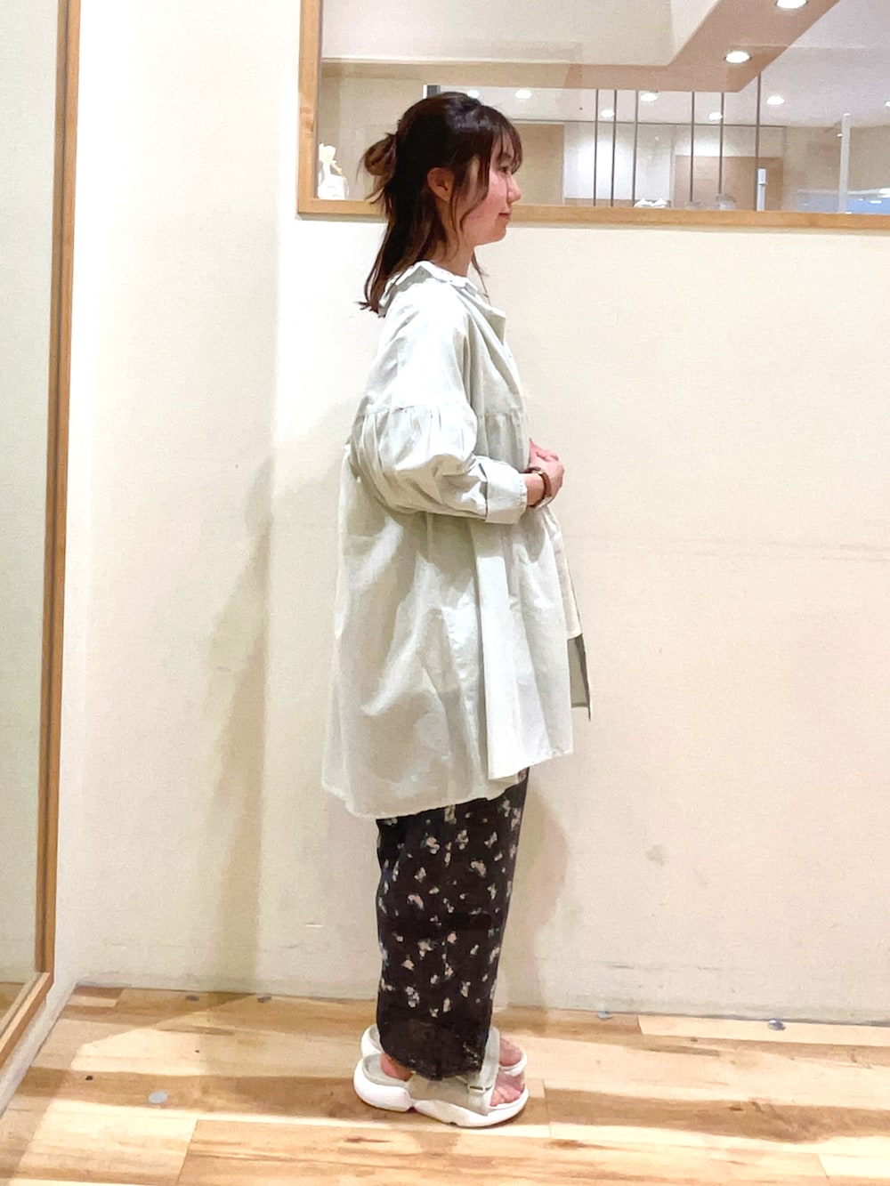 グレー系のその他パンツ、ベージュ系のサンダル、グリーン系のシャツ/ブラウスを着用したレディースの春コーディネートの2枚目の写真