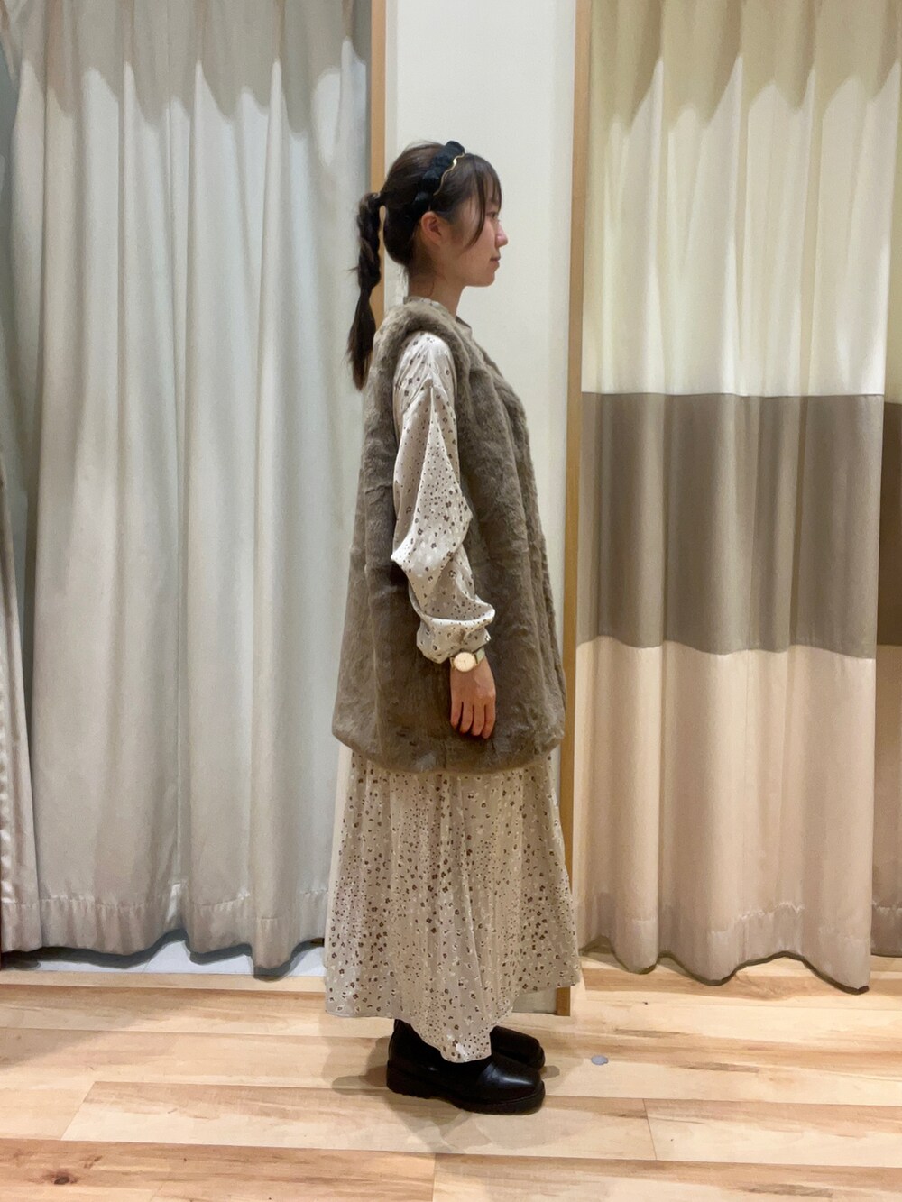 「秋服まるっと大公開、お出かけコーデ、秋コーデ、レイヤードスタイル、ファーベスト、花柄、ワンピース、淡色コーデ、サイドゴアブーツ、大人かわいい、低身長、サマンサモスモスブルー、Samansa Mos2 blue、トレンド、おでかけコーデ」｜「Samansa Mos2 blueの花柄シャツワンピース（ワンピース、ベージュ系）」を使った、しば。さん（骨格ウェーブ・レディース・152cm）の秋コーディネートの2枚目の写真
