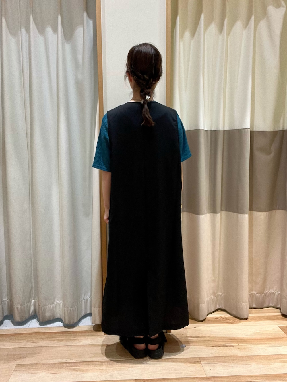 「オトナカジュアル、秋先取りコーデ、レイヤードスタイル、秋カラー、グリーン、ブラック、ジレワンピース、ロングワンピース、低身長女子、きれいめカジュアル、カラーコーデ、サマンサモスモスブルー、Samansa Mos2 blue、お出かけコーデ、秋コーデ」｜「Samansa Mos2 blueの楊柳プルオーバー（Tシャツ/カットソー、グリーン系）」を使った、しば。さん（骨格ウェーブ・レディース・152cm）の夏コーディネートの3枚目の写真