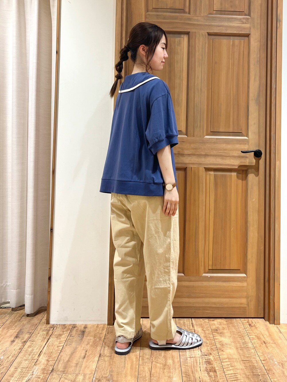 シルバー系のサンダル、ベージュ系のその他パンツ、ブルー系のTシャツ/カットソーを着用したレディースの夏コーディネートの3枚目の写真