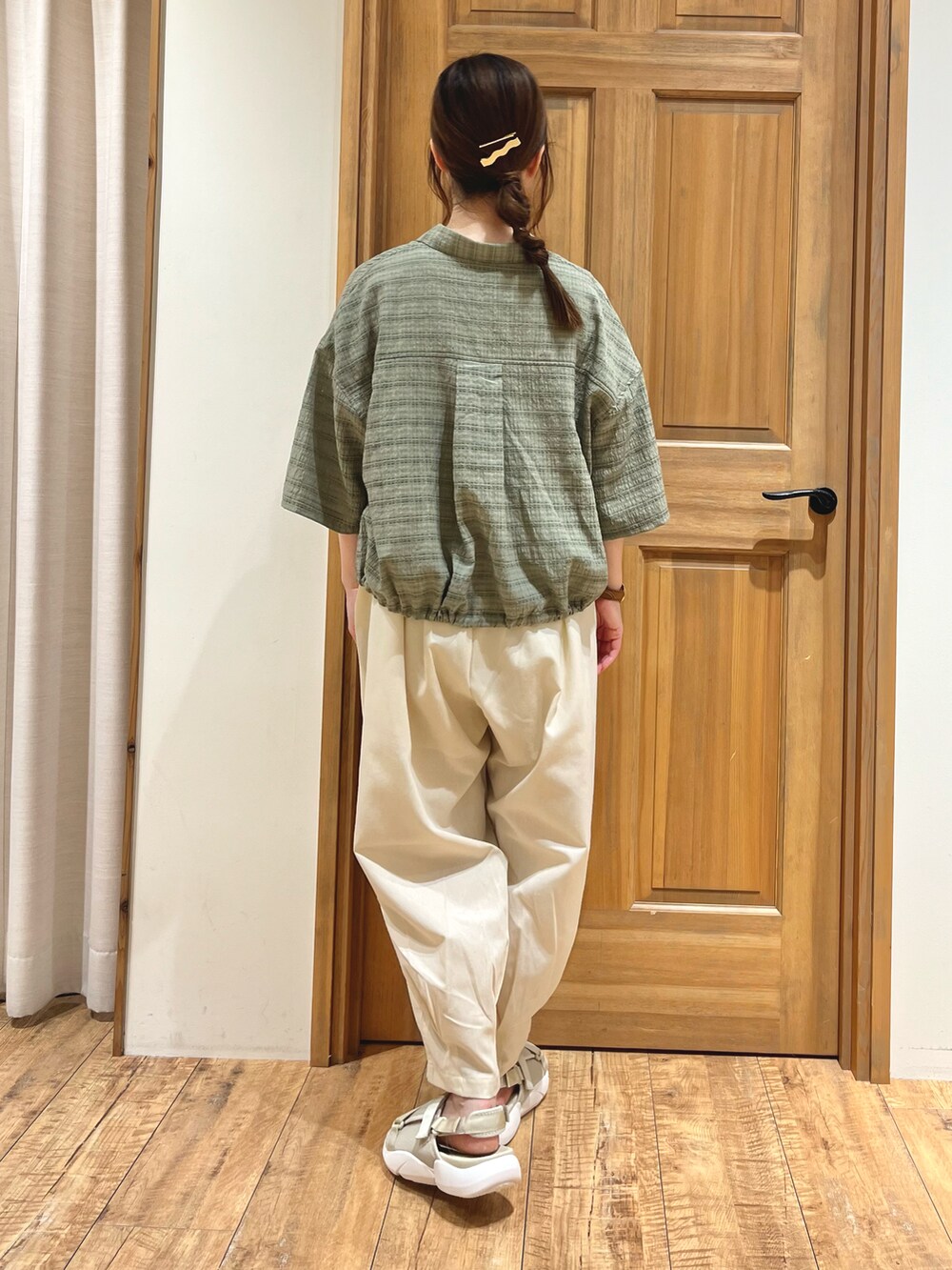 ベージュ系のサンダル、ホワイト系のその他パンツ、グリーン系のシャツ/ブラウスを着用したレディースの夏コーディネートの5枚目の写真