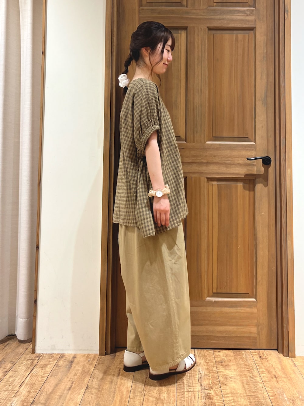 ホワイト系のサンダル、ベージュ系のその他パンツ、ブラウン系のシャツ/ブラウスを着用したレディースの夏コーディネートの3枚目の写真