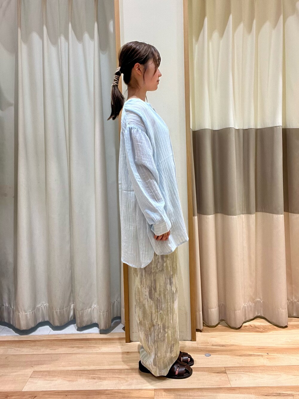 ホワイト系のタンクトップ、ブルー系のシャツ/ブラウス、イエロー系のその他パンツを着用したレディースの夏コーディネートの2枚目の写真