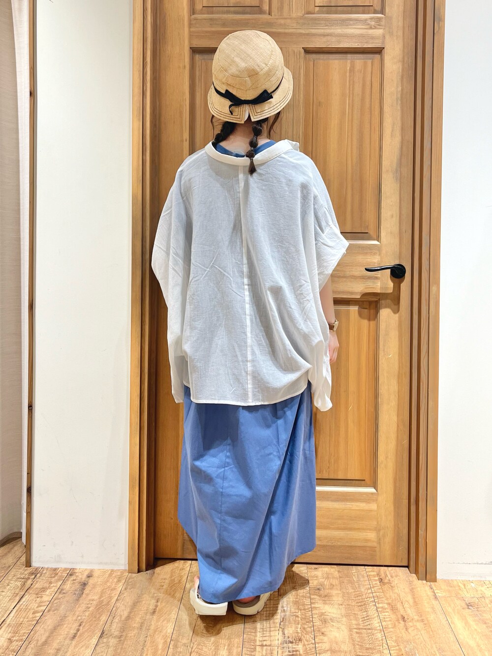 ホワイト系のサンダル、ブルー系のワンピース、ホワイト系のシャツ/ブラウスを着用したレディースの夏コーディネートの4枚目の写真