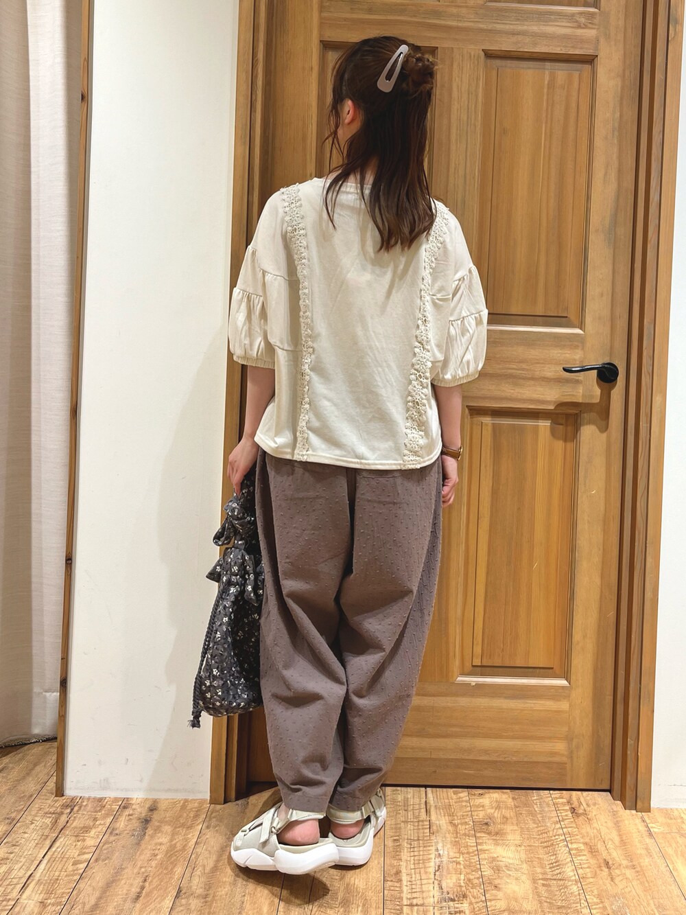 ベージュ系のサンダル、グレー系のハンドバッグ、ブラウン系のその他パンツを着用したレディースの夏コーディネートの5枚目の写真