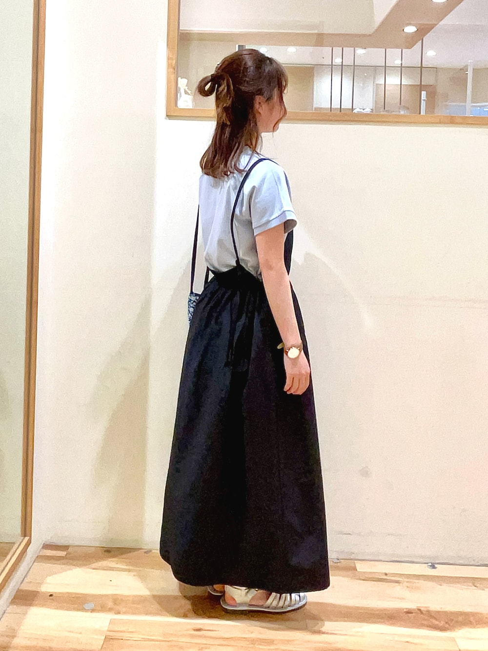 ブルー系のハンドバッグ、ブラック系のワンピース、ブルー系のTシャツ/カットソーを着用したレディースの春コーディネートの4枚目の写真
