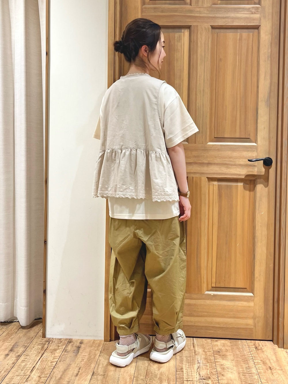 ベージュ系のサンダル、ベージュ系のその他パンツ、ホワイト系のTシャツ/カットソーを着用したレディースの夏コーディネートの3枚目の写真
