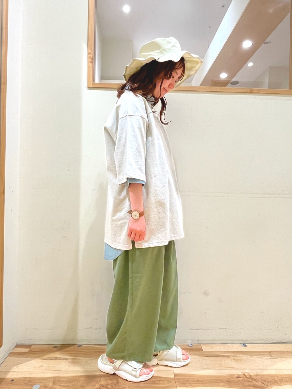 グリーン系のチュニック、グレー系のTシャツ/カットソー、グリーン系のその他パンツを着用したレディースの春コーディネートの4枚目の写真