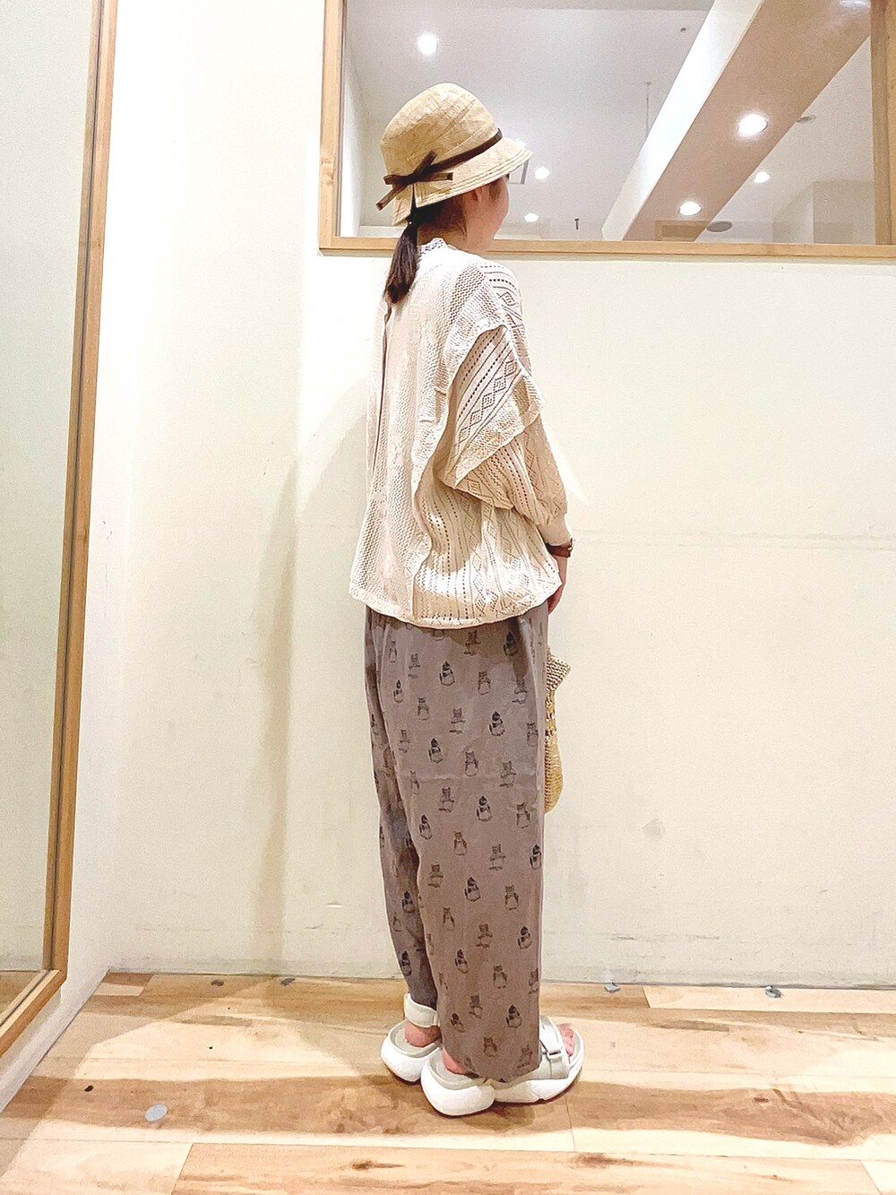 ホワイト系のTシャツ/カットソー、グレー系のその他パンツ、ベージュ系のサンダルを着用したレディースの春コーディネートの4枚目の写真