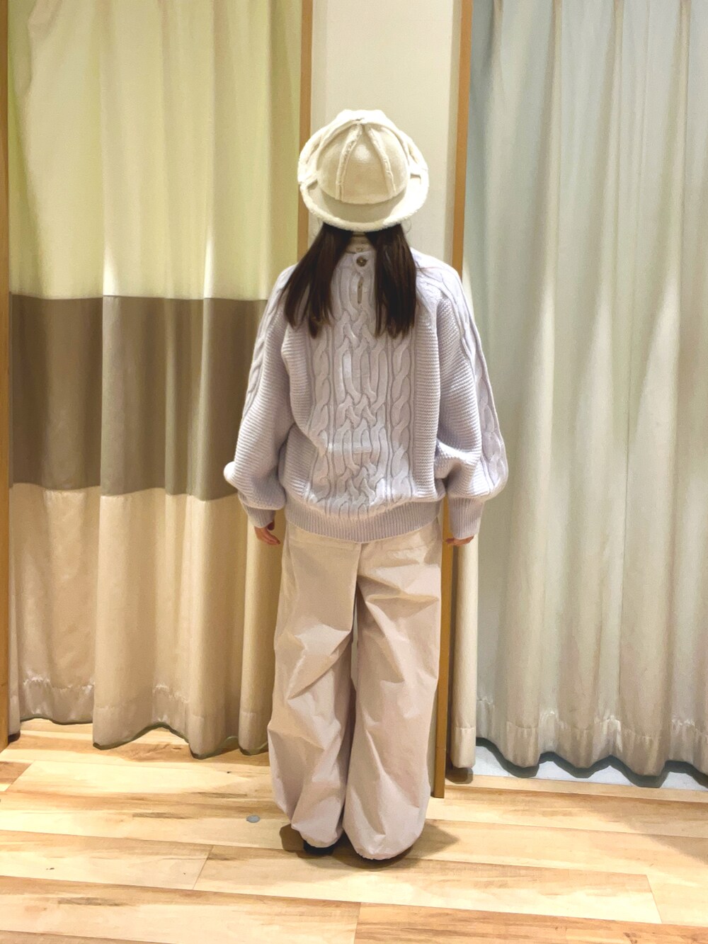 ピンク系のその他パンツ、イエロー系のTシャツ/カットソー、ホワイト系のハットを着用したレディースの冬コーディネートの2枚目の写真
