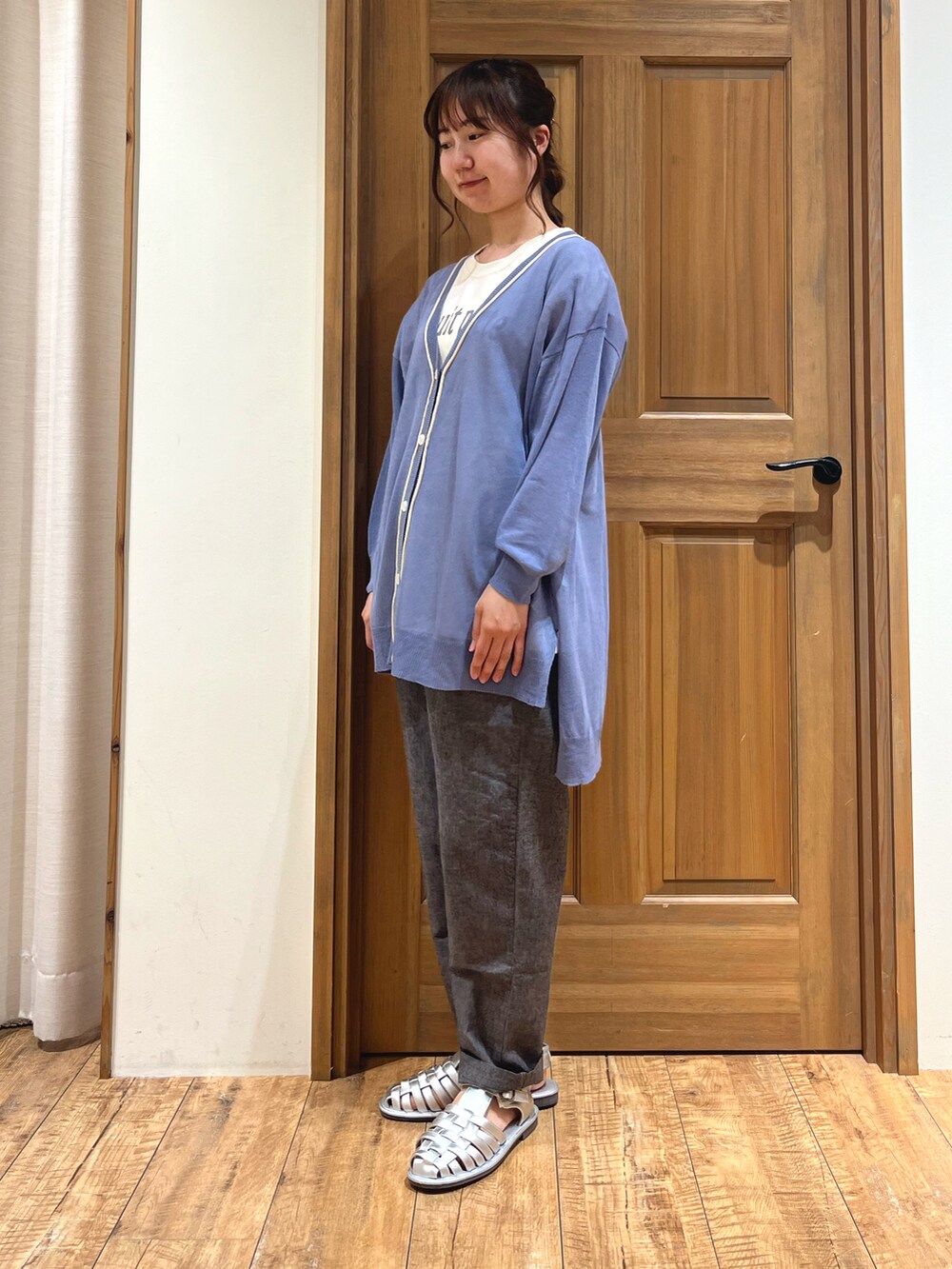 シルバー系のサンダル、ブラック系のその他パンツ、ブルー系のカーディガン/ボレロを着用したレディースの夏コーディネートの2枚目の写真