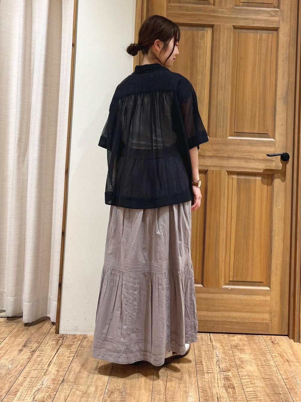 ホワイト系のサンダル、グレー系のスカート、ブラック系のシャツ/ブラウスを着用したレディースの夏コーディネートの4枚目の写真