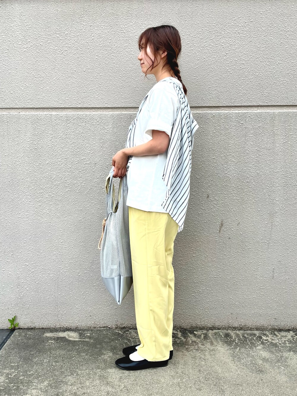 イエロー系のその他パンツ、ブラック系のシャツ/ブラウス、ホワイト系のTシャツ/カットソーを着用したレディースの春コーディネートの4枚目の写真