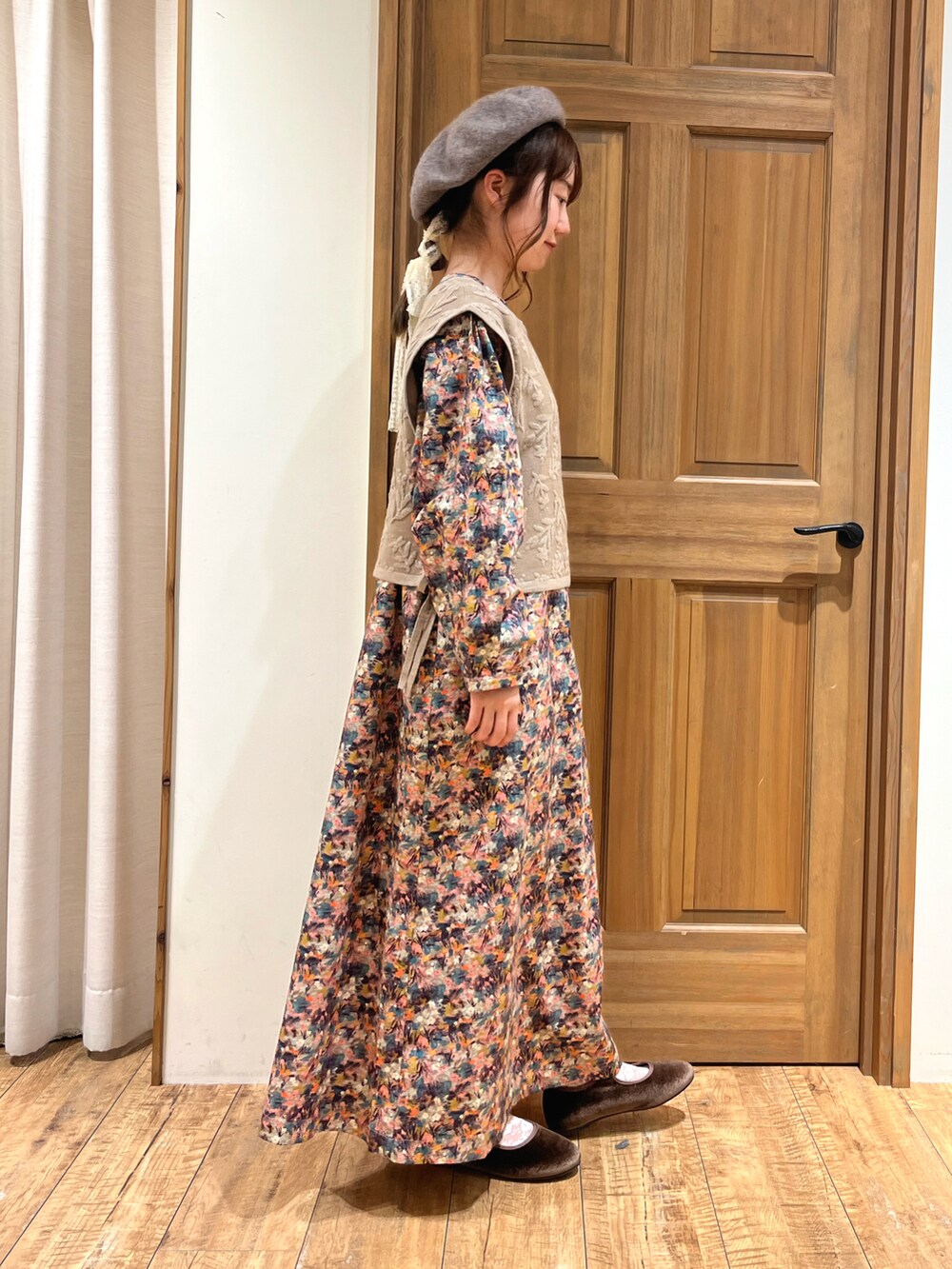 ブラウン系のドレスシューズ、ベージュ系のベスト、ピンク系のワンピースを着用したレディースの夏コーディネートの5枚目の写真