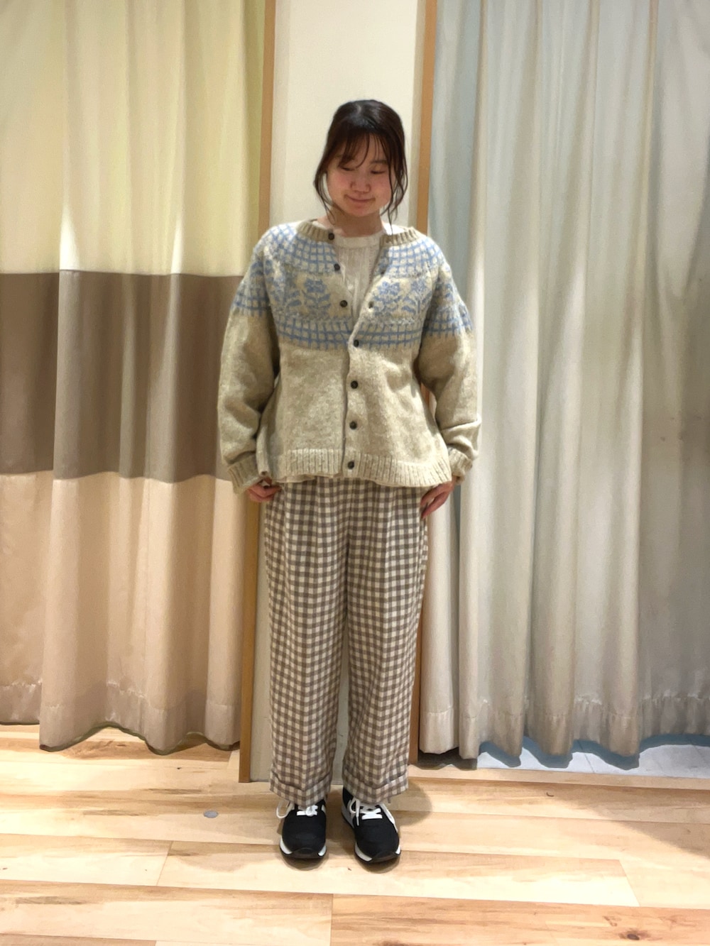 ベージュ系のシャツ/ブラウス、ベージュ系のカーディガン/ボレロ、ホワイト系のその他パンツを着用したレディースの冬コーディネートの2枚目の写真