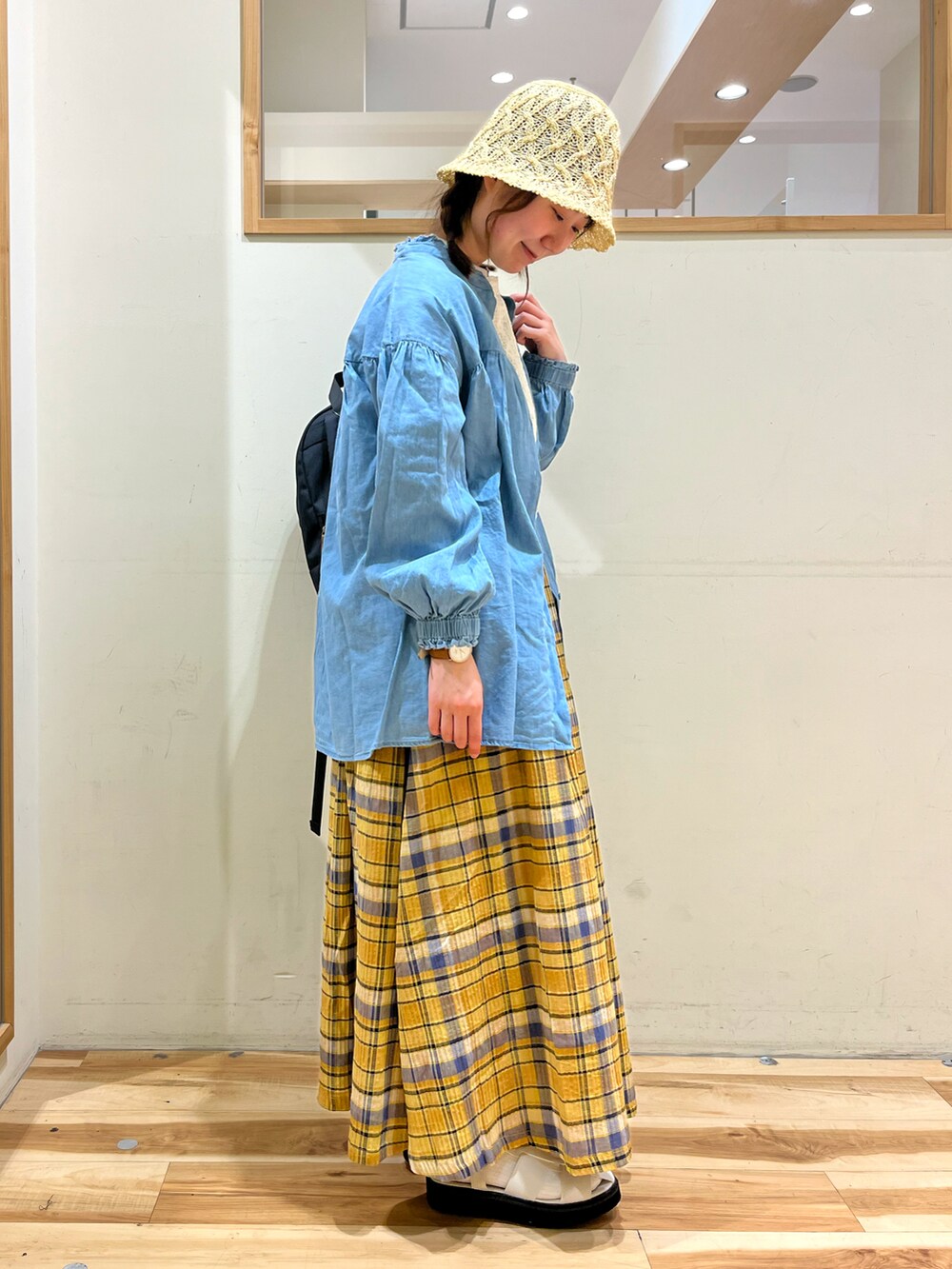 パープル系のワンピース、ブルー系のシャツ/ブラウス、イエロー系のスカートを着用したレディースの春コーディネートの3枚目の写真