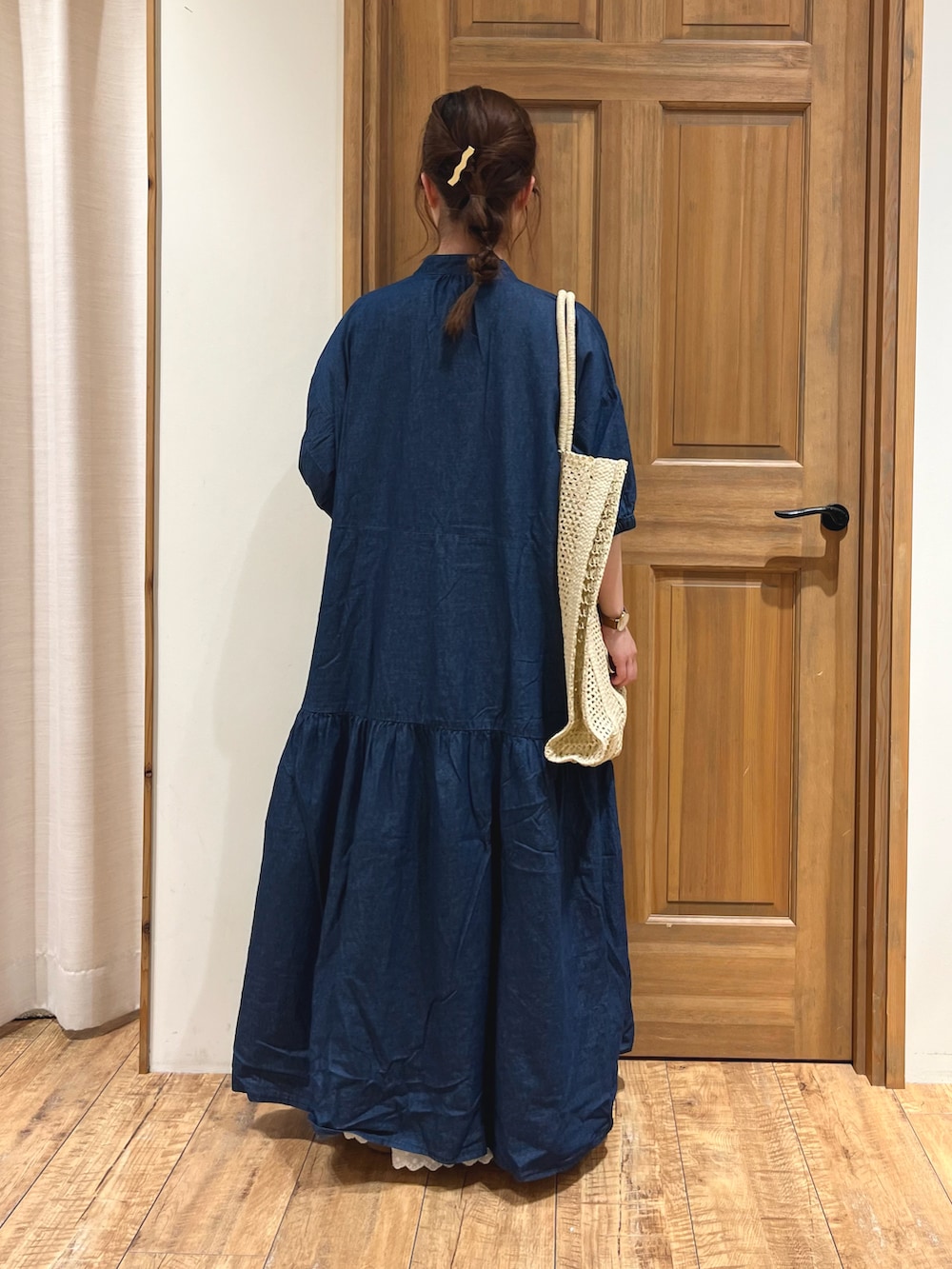 ホワイト系のハンドバッグ、ブルー系のワンピース、ブラック系のワンピースを着用したレディースの夏コーディネートの5枚目の写真