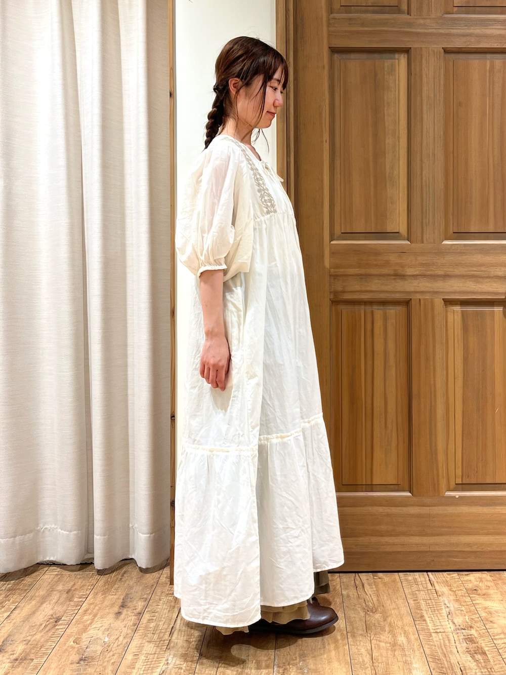 ブラウン系のドレスシューズ、ブラウン系のその他パンツ、ホワイト系のワンピースを着用したレディースの夏コーディネートの5枚目の写真