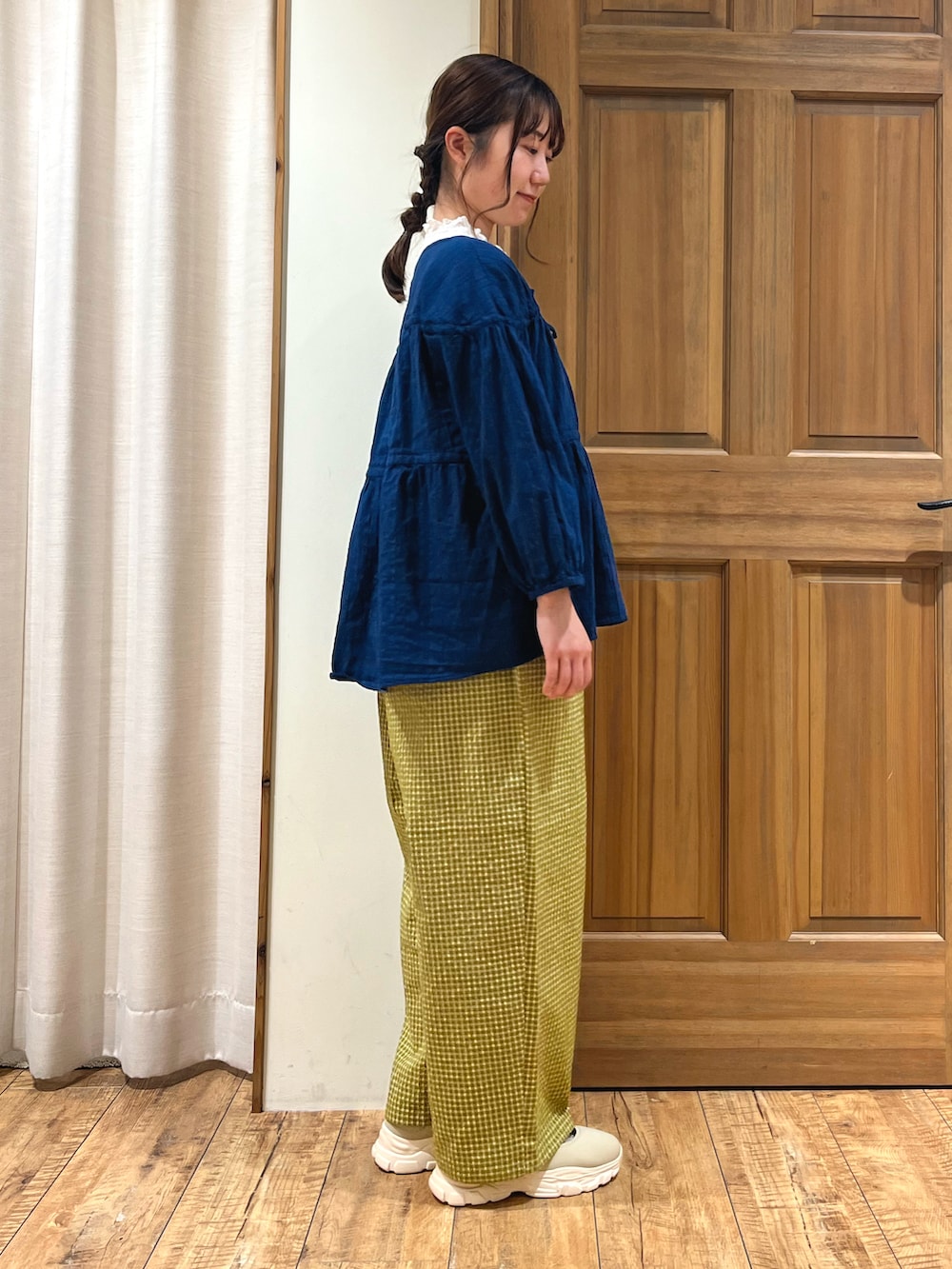 ベージュ系のドレスシューズ、イエロー系のその他パンツ、ホワイト系のTシャツ/カットソーを着用したレディースの秋コーディネートの2枚目の写真