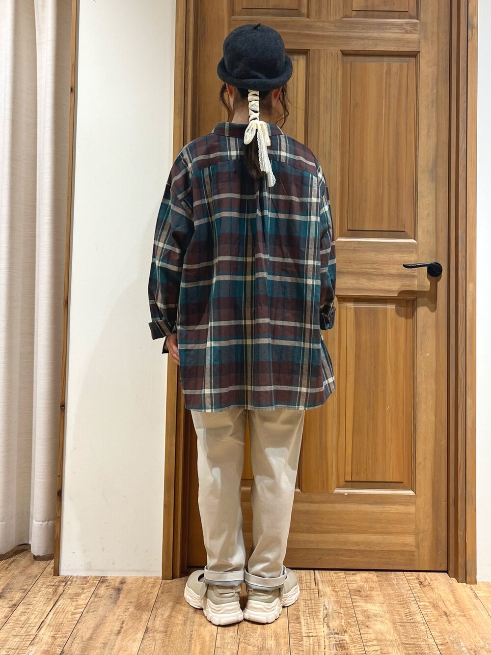 ベージュ系のドレスシューズ、ホワイト系のTシャツ/カットソー、グリーン系のシャツ/ブラウスを着用したレディースの秋コーディネートの4枚目の写真