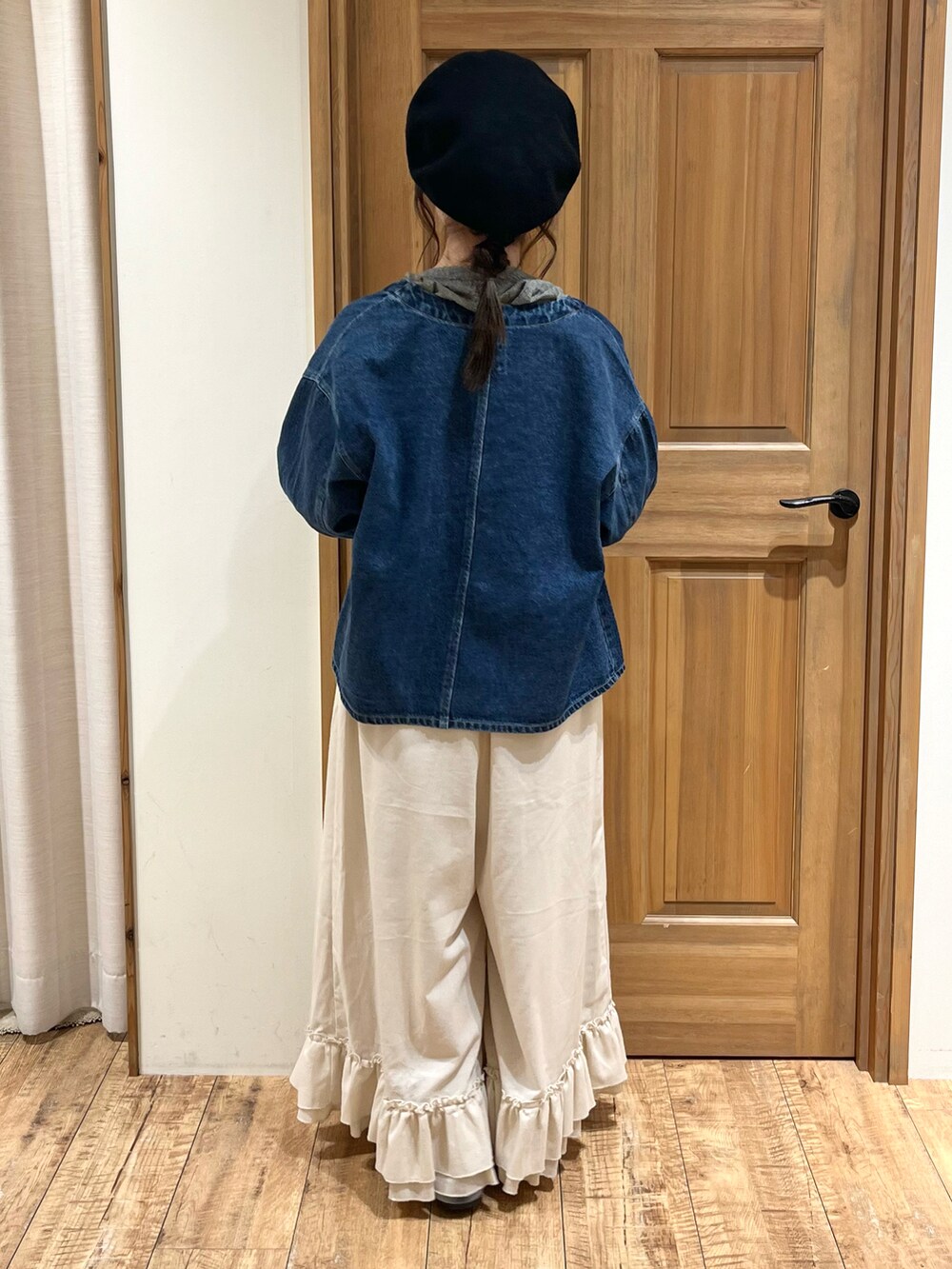 グレー系のドレスシューズ、グレー系のシャツ/ブラウス、ブルー系のノーカラージャケットを着用したレディースの秋コーディネートの4枚目の写真