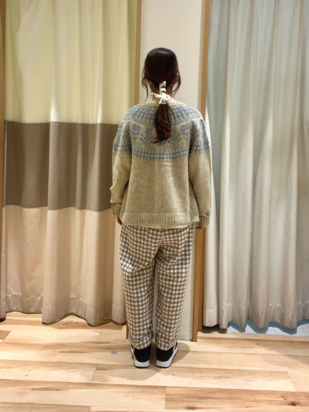 ベージュ系のシャツ/ブラウス、ベージュ系のカーディガン/ボレロ、ホワイト系のその他パンツを着用したレディースの冬コーディネートの4枚目の写真