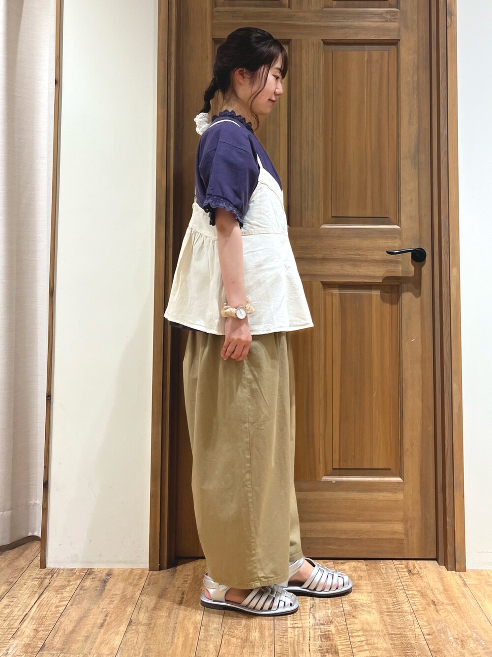 シルバー系のサンダル、ベージュ系のその他パンツ、ホワイト系のベストを着用したレディースの夏コーディネートの5枚目の写真