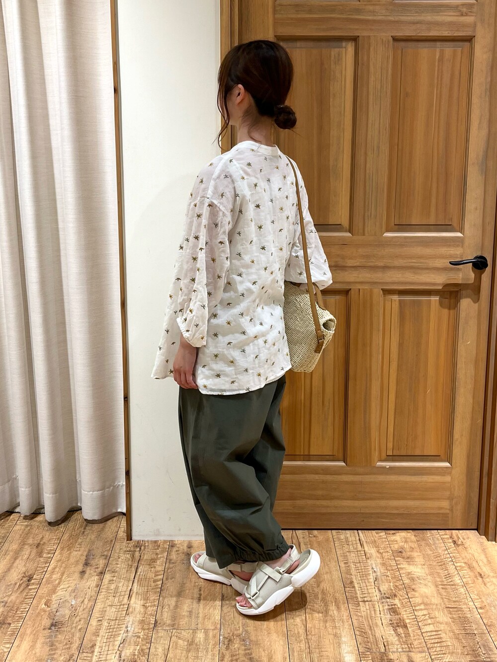 ベージュ系のサンダル、ホワイト系のシャツ/ブラウス、ホワイト系のキャミソールを着用したレディースの夏コーディネートの3枚目の写真