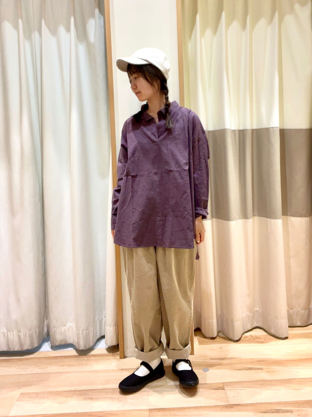 ブラック系のスニーカー、パープル系のチュニック、ベージュ系のその他パンツを着用したレディースの秋コーディネートの2枚目の写真